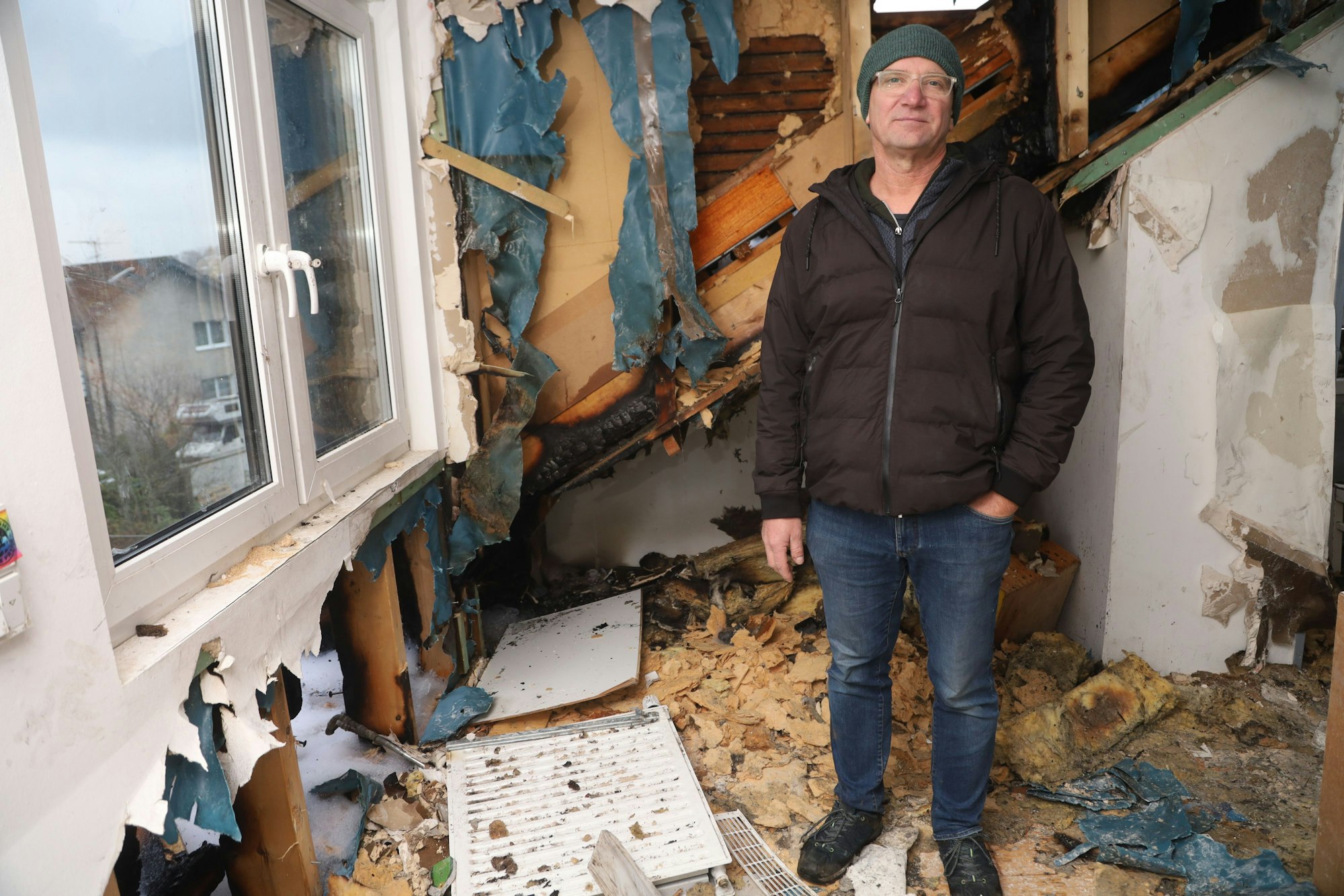 Holger Bickschäfer am Dachboden des eigenen Hauses. Das Feuer im Nachbarhaus hat sein Zuhause unbewohnbar gemacht. Im Stadtteil Weiß hat am Dienstagabend ein Feuer mehrer Häuser unbeweohnbar gemacht. Foto: Arton Krasniqi