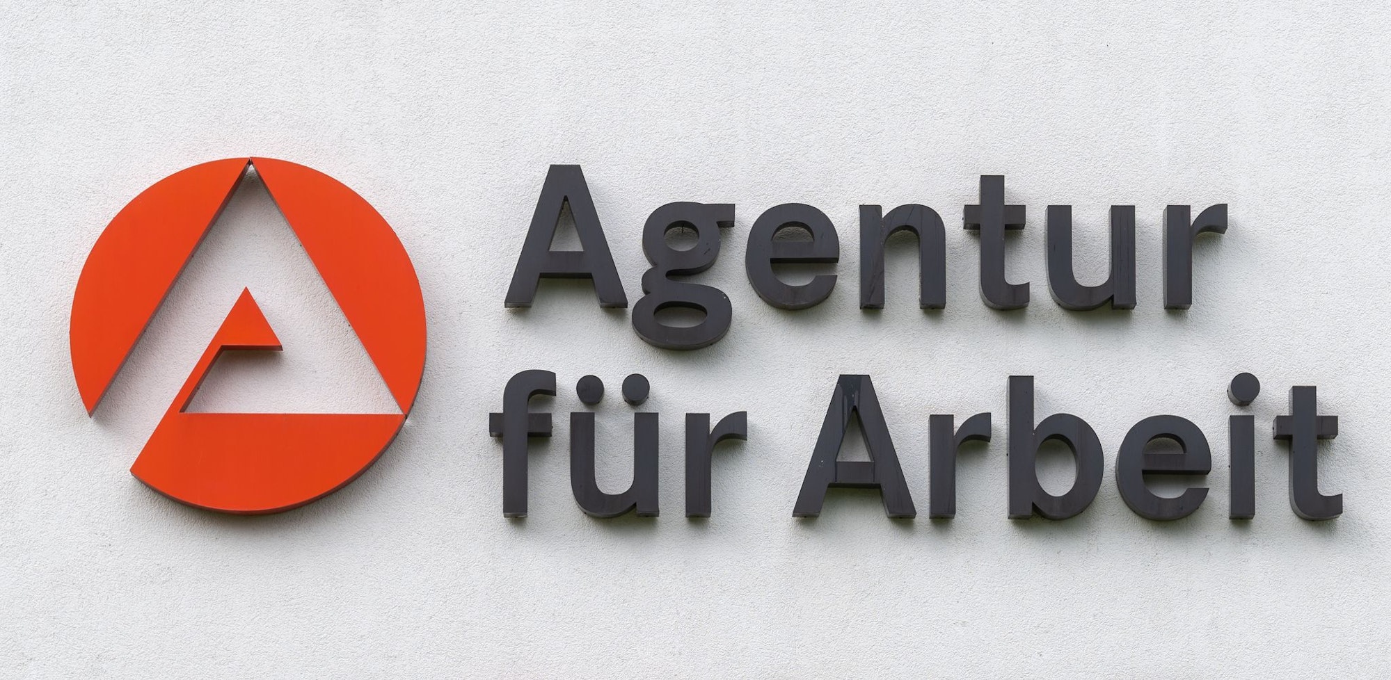 Kurz vor Veröffentlichung der Arbeitsmarktdaten am Freitag gibt es unterschiedliche Prognosen für die Beschäftigung. (Archivbild)