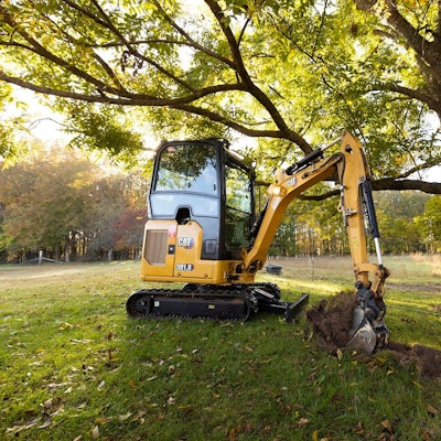 Insgesamt drei solcher Minibagger ließ die niederländische Polizei auf Internet-Baustellen in Waldbröl und Königswinter sicherstellen. Das Baugerät ist offenbar Gegenstand eines Betrugs. Das Foto zeigt einen gelben Bagger bei der Arbeit.