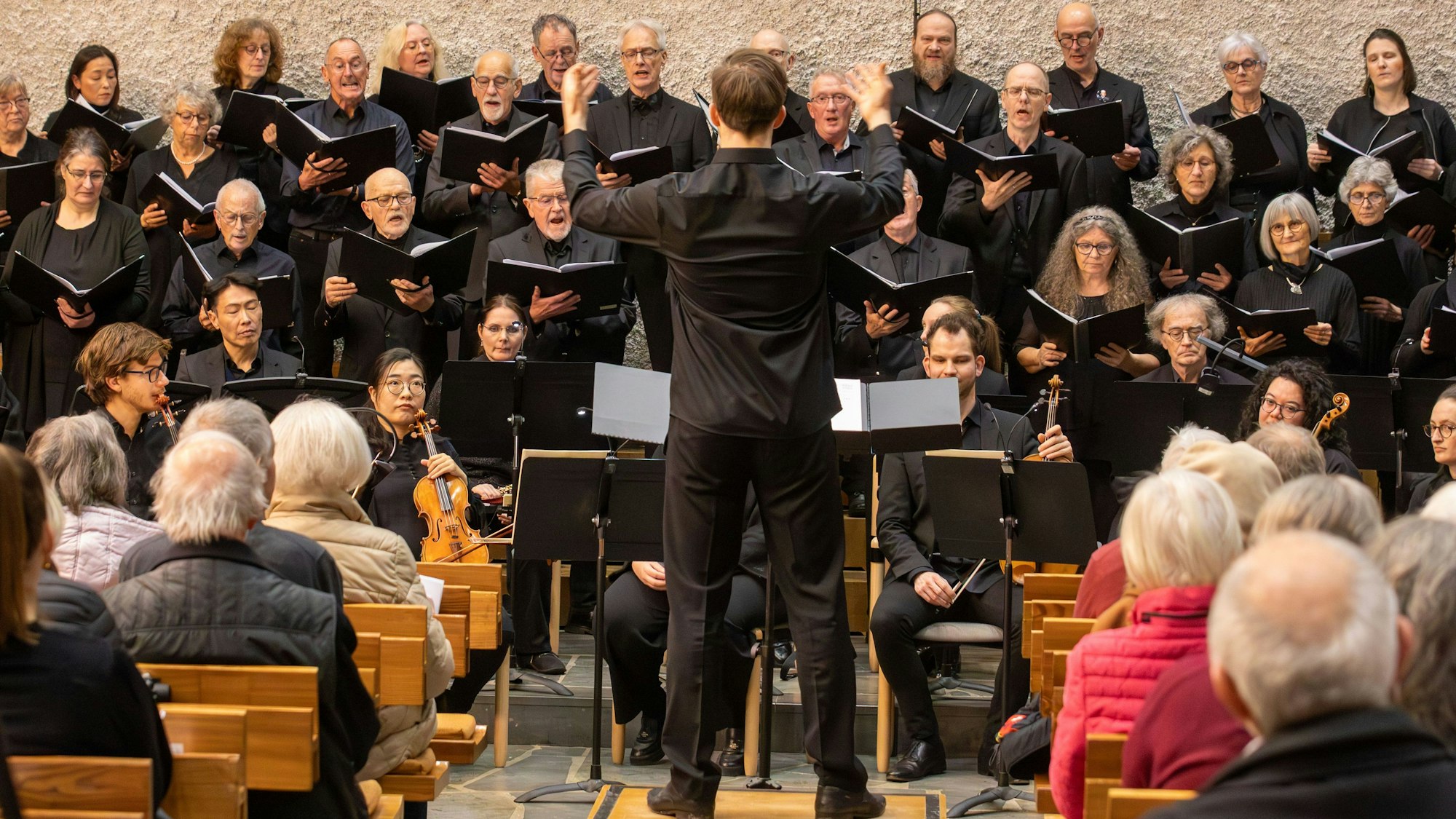 Die Lutherkantorei Wahnheide bei ihrem Jahreskonzert in der Martin-Luther-Kirche.