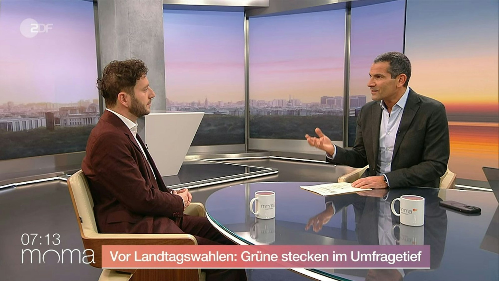 Moderator Mitri Sirin (rechts) wies Felix Banaszak auf die Umfragewerte der Grünen hin. (Bild: ZDF)