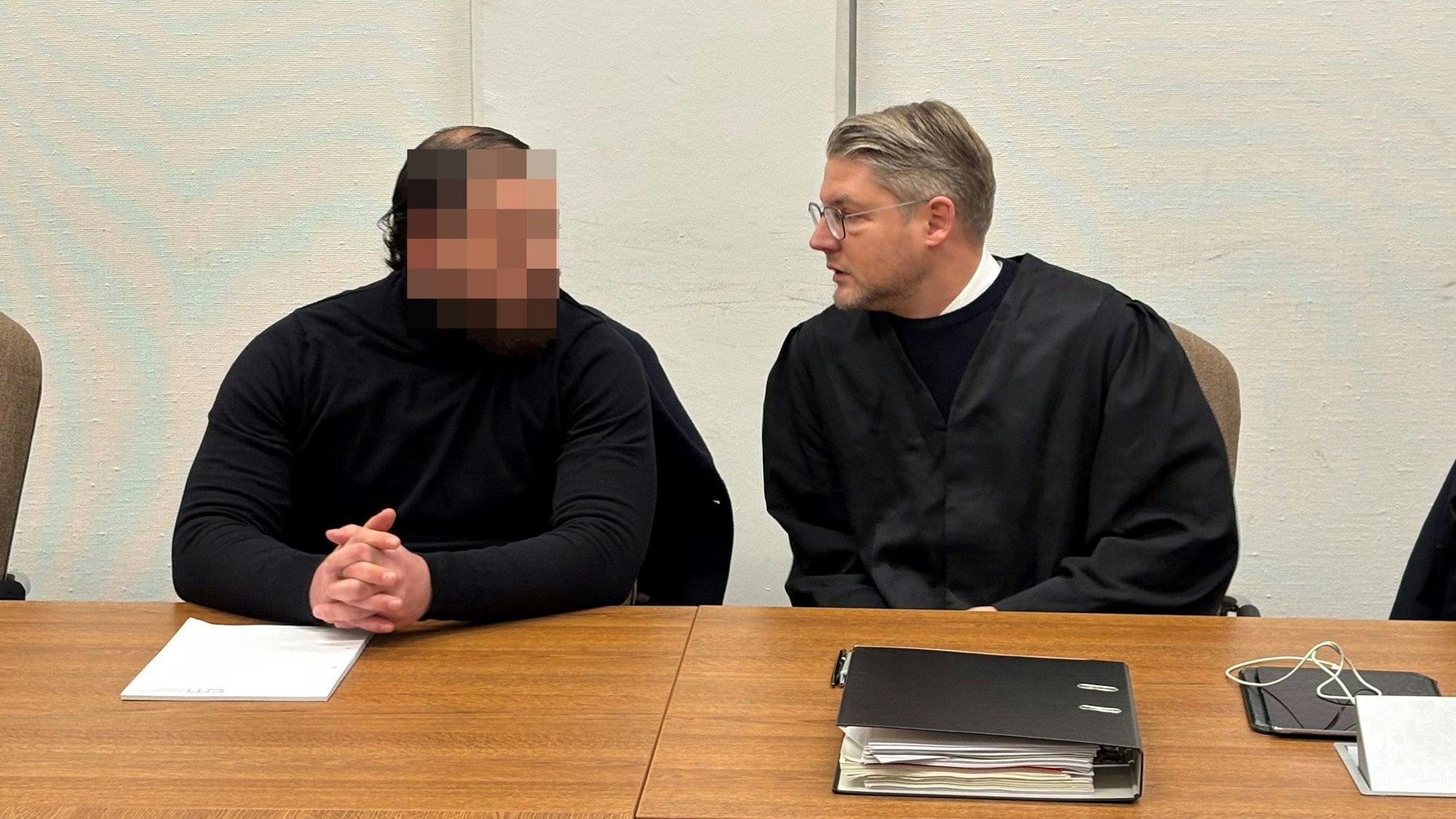 Der Angeklagte Hami S. mit seinem Verteidiger Leonhard Mühlenfeld beim Prozessauftakt im Landgericht.