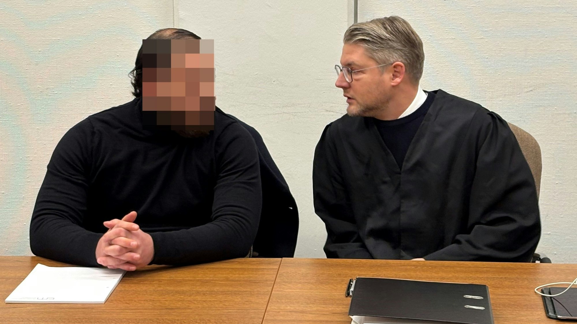 Der Angeklagte Hami S. mit seinem Verteidiger Leonhard Mühlenfeld beim Prozessauftakt im Landgericht