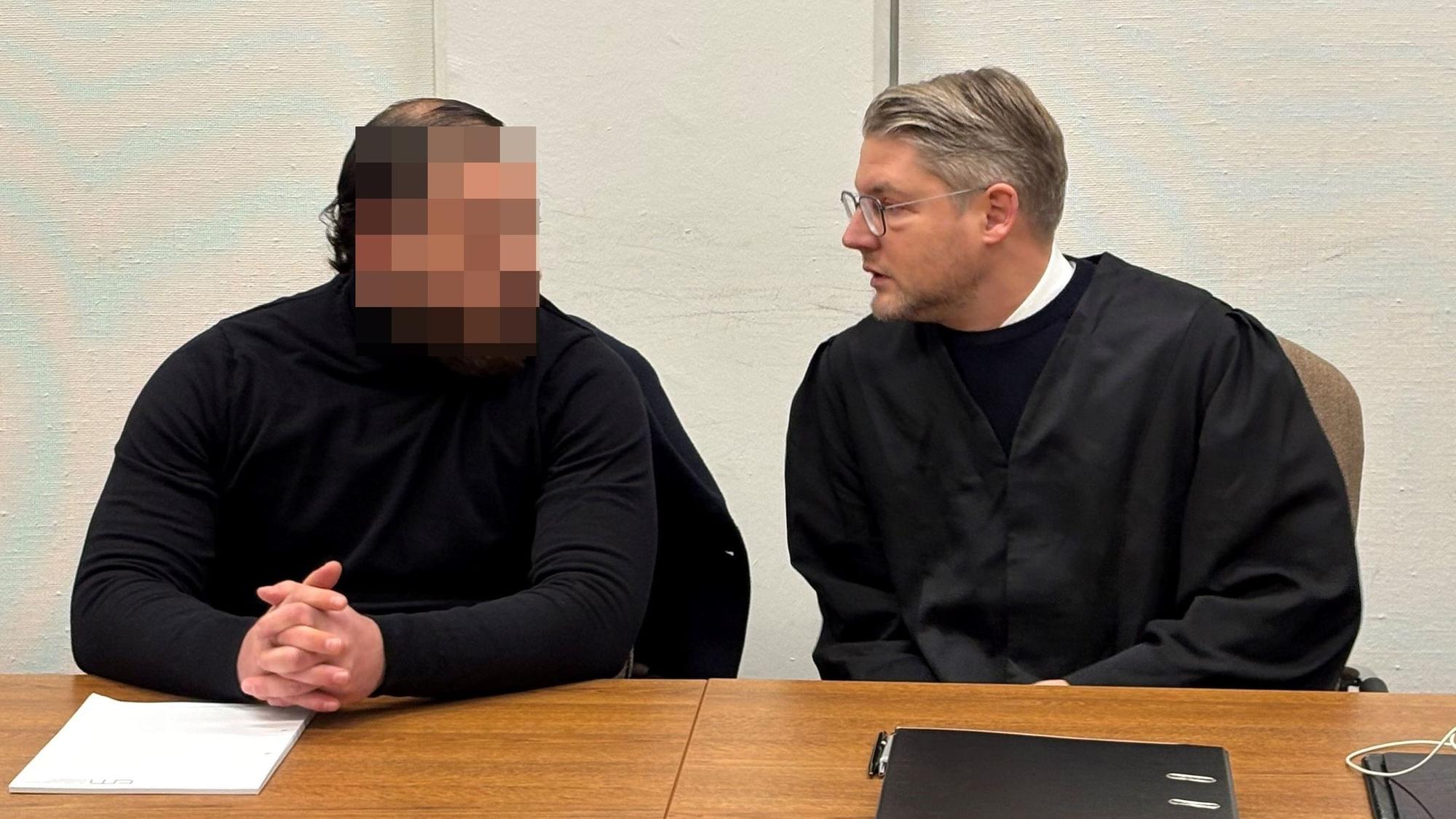 Der Angeklagte Hami S. mit seinem Verteidiger Leonhard Mühlenfeld beim Prozessauftakt im Landgericht