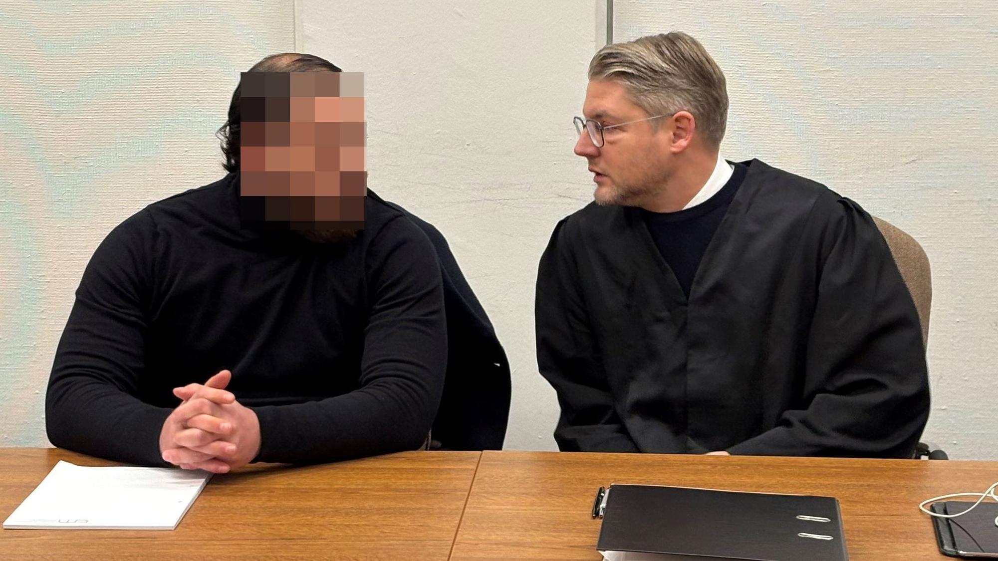 Der Angeklagte Hami S. mit seinem Verteidiger Leonhard Mühlenfeld beim Prozessauftakt im Landgericht