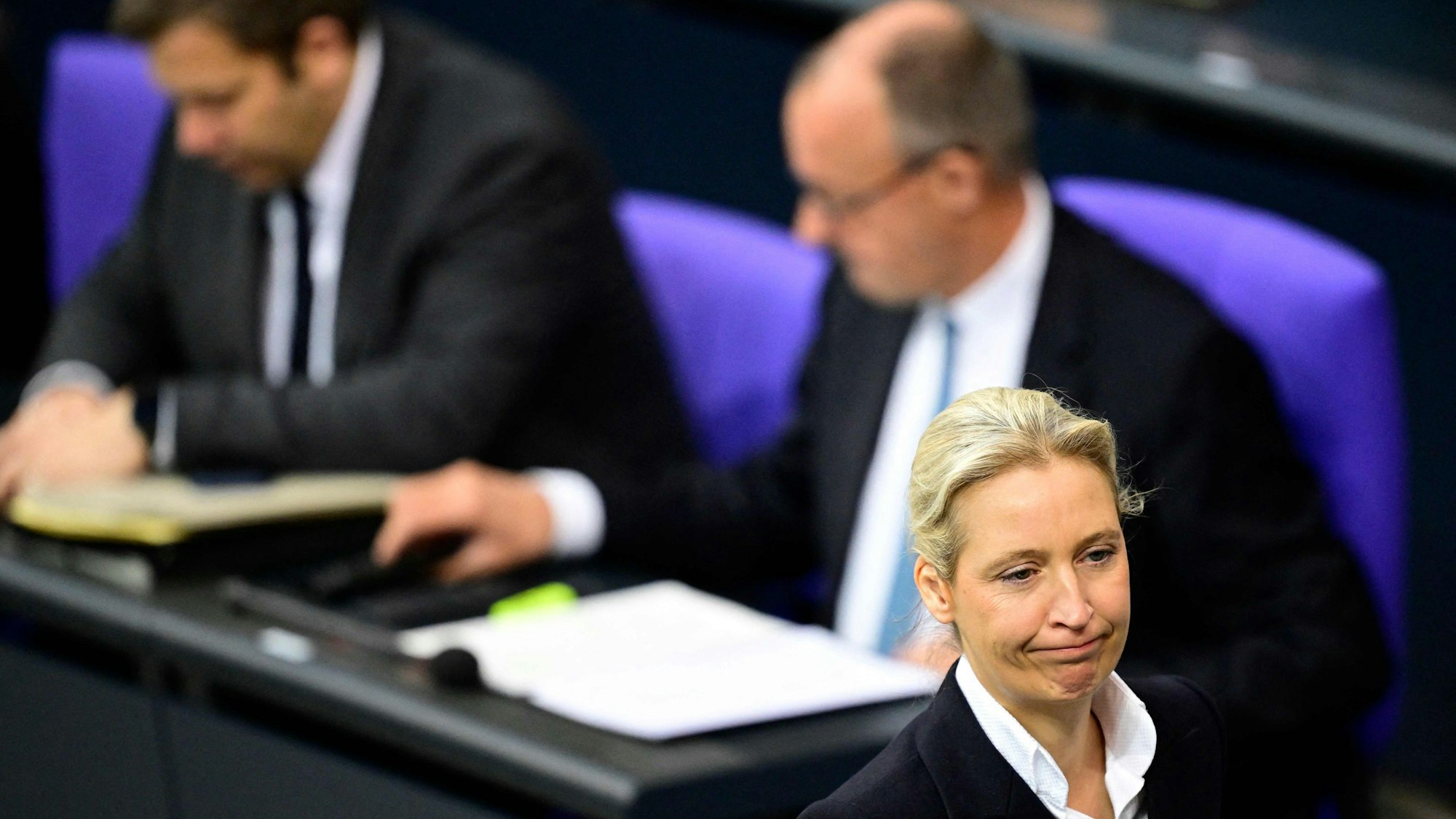 AfD-Chefin Alice Weidel am Mittwoch im Bundestag. Im Hintergrund sind FInanzminister Lars Klingbeil (SPD) und Bundeskanzler Friedrich Merz (CDU) zu sehen.
