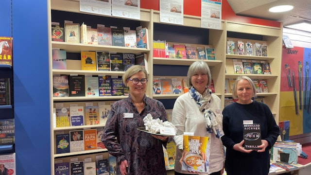 Bücher und Plätzchen: Iris von der Lancken (Förderverein Bücherei, v.l.), Ingrid Pohl (Leitung Stadtbücherei) und Martina Abele (Buchhandlung Langen) suchen Buchpatinnen und Buchpaten.