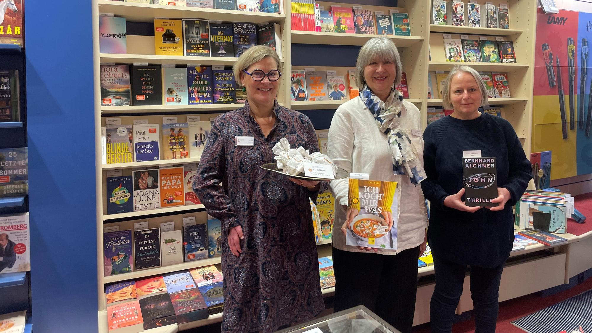 Bücher und Plätzchen: Iris von der Lancken (Förderverein Bücherei, v.l.), Ingrid Pohl (Leitung Stadtbücherei) und Martina Abele (Buchhandlung Langen) suchen Buchpatinnen und Buchpaten.