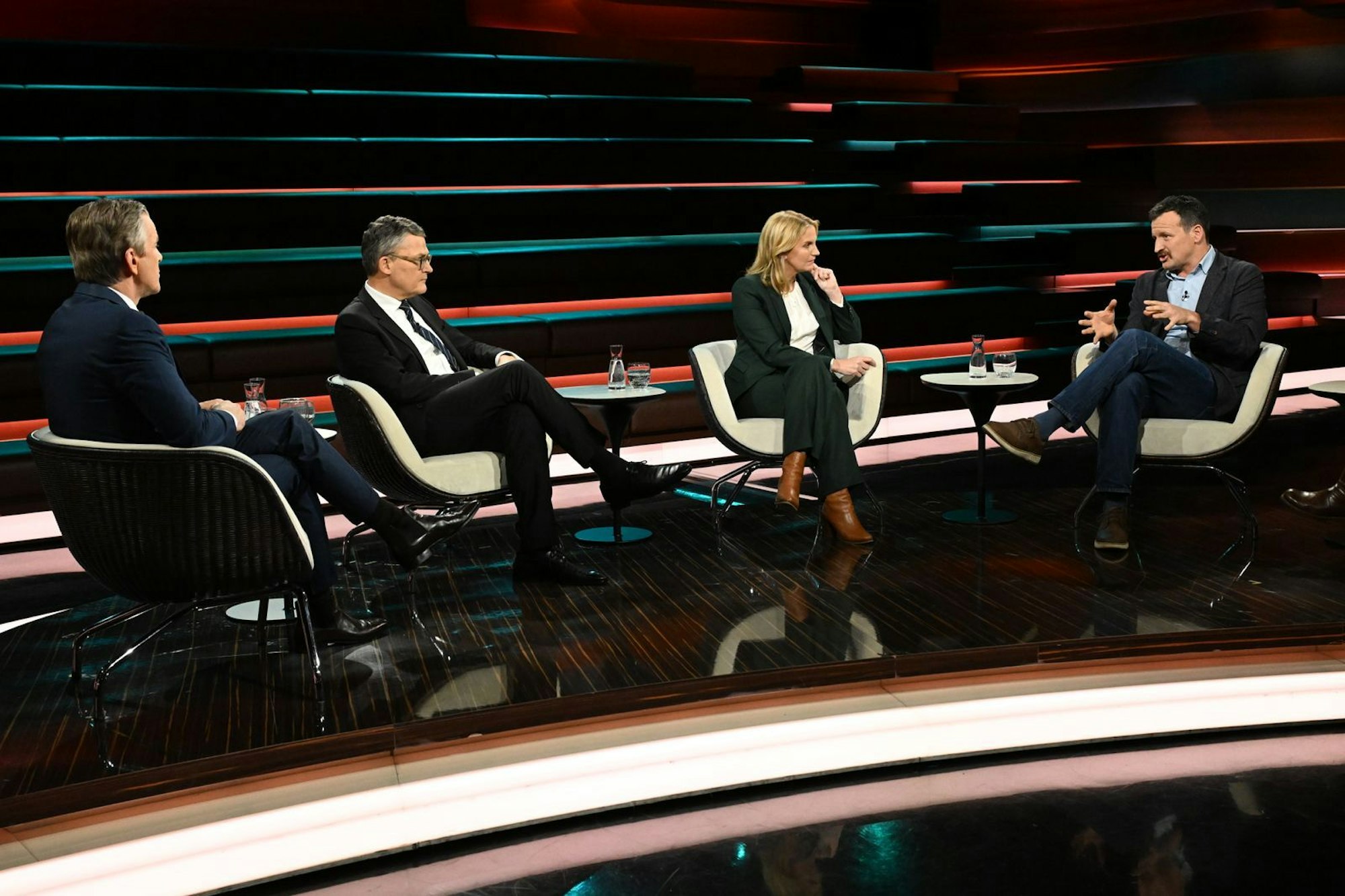 Markus Lanz (links) und seine Gäste Roderich Kiesewetter (zweiter von links), Journalistin Kerstin Münstermann und „Stern“-Reporter Moritz Gathmann diskutierten am Dienstagabend kontrovers über den 28-Punkte-Plan der USA zur Beendigung des Ukraine-Krieges. (Bild: ZDF / Cornelia Lehmann)