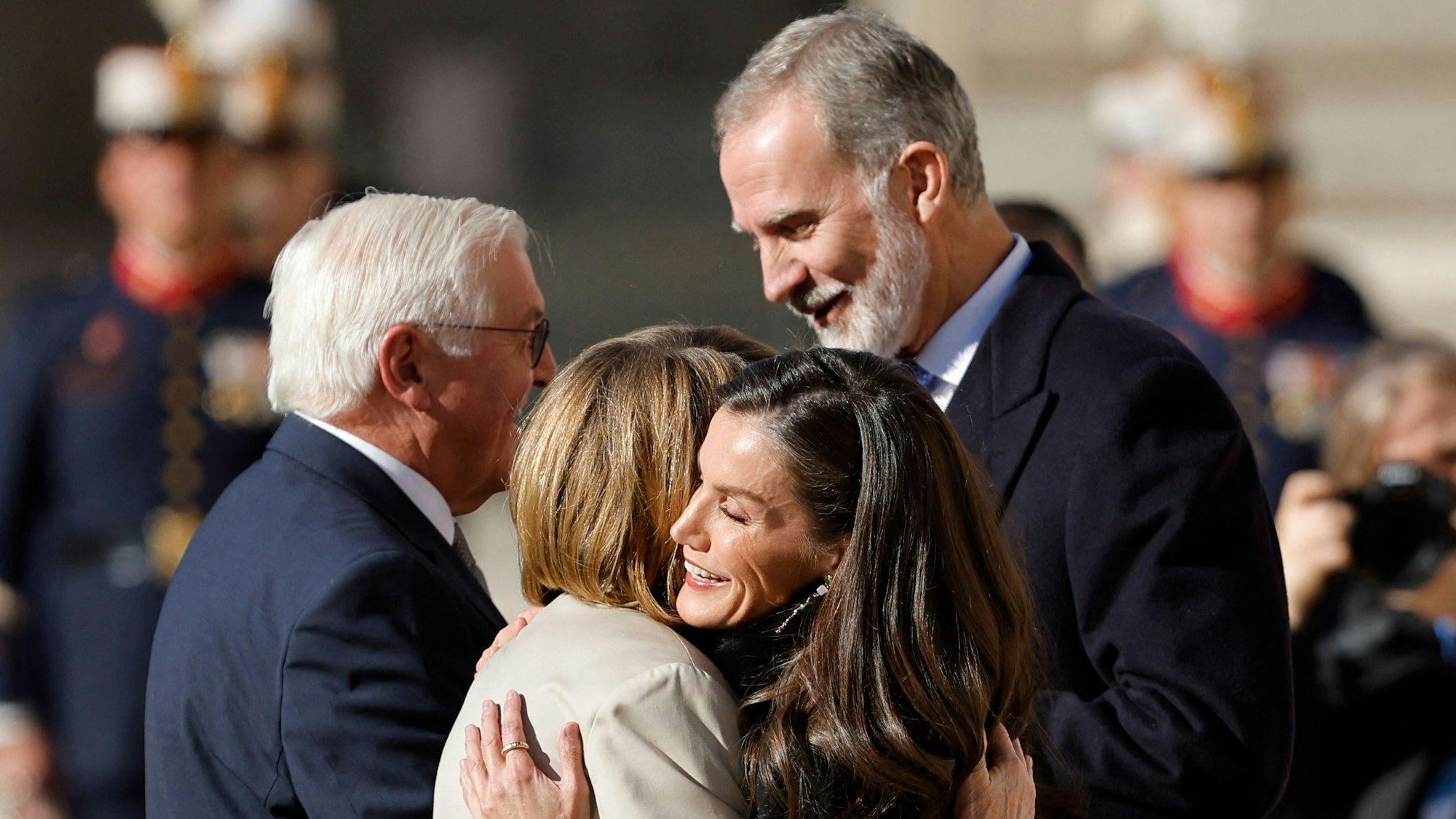 Königin Letizia und Elke Büdenbender umarmen sich.