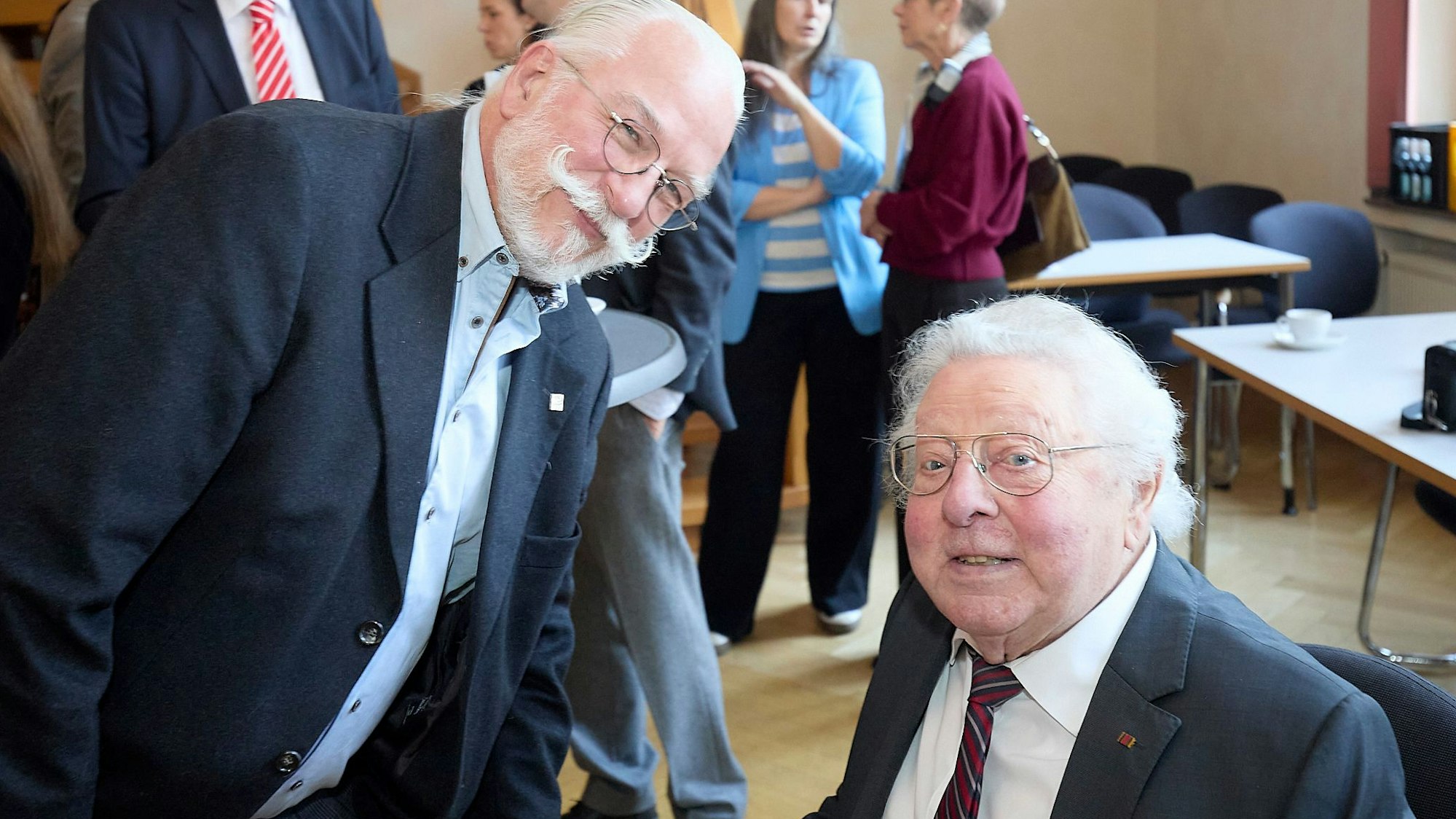 Ralf Hergarten (l.) beugt sich zu Alois Sommer hinunter.