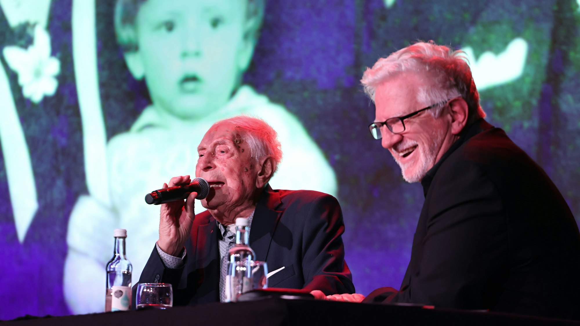 Ludwig Sebus spricht bei seiner Lesung in der Volksbühne.