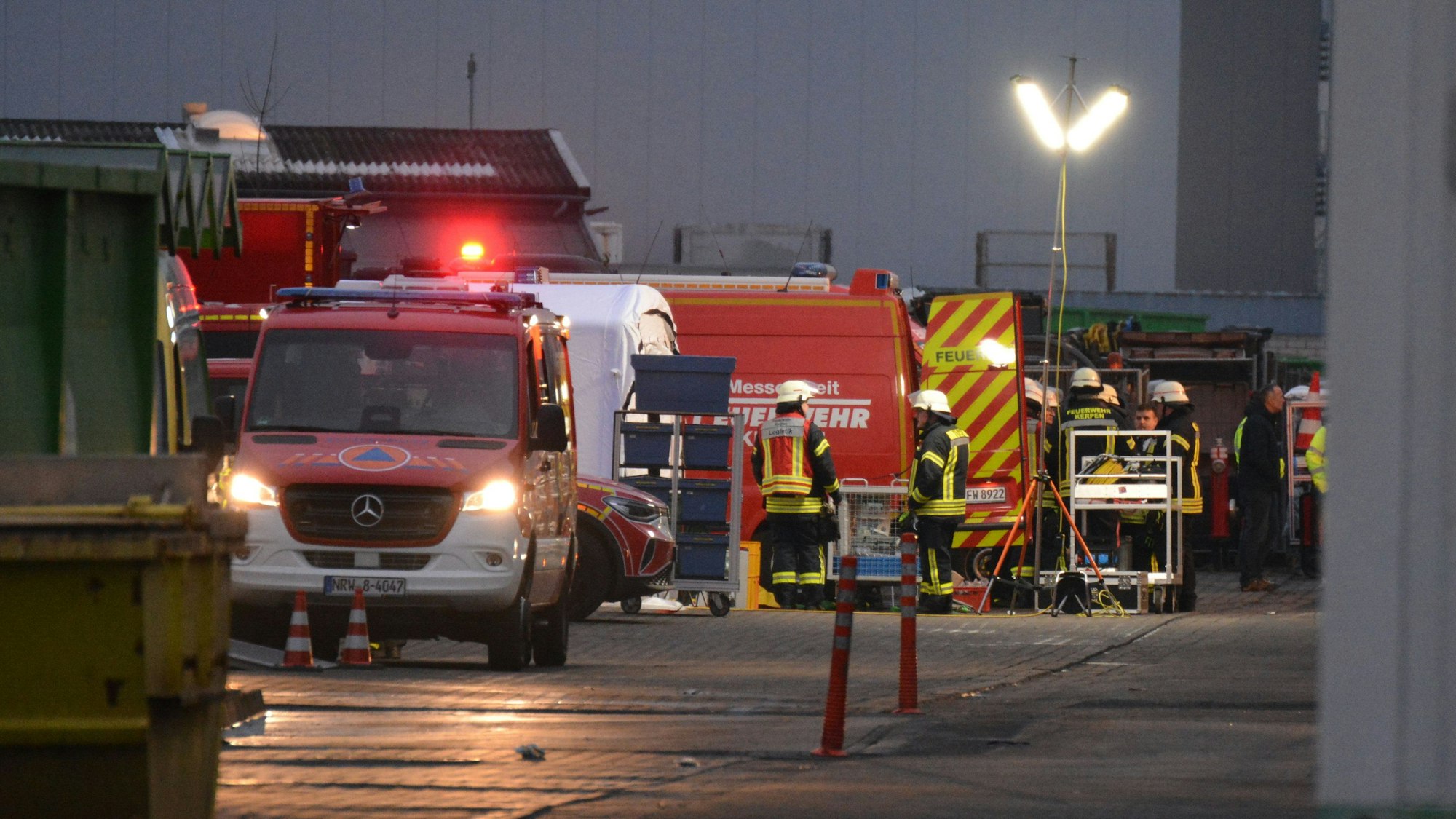 Das Bild zeigt Feuerwehrkräfte auf einem Firmengelände.