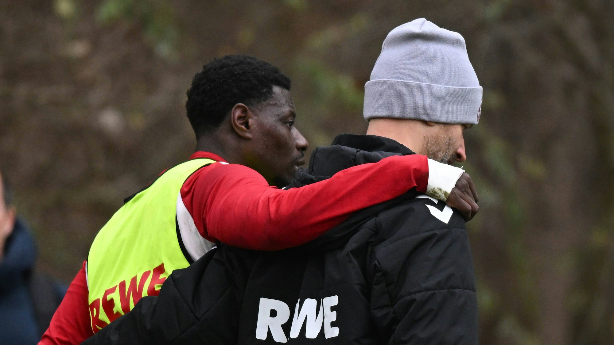 26.11.2025, xophax, Fussball 1.Bundesliga, 1.FC Koeln Training Ragnar Ache, links 1.FC Köln musste verletzt das Training abbrechen. Rechts Daniel Schütz Physiotherapeut Koeln *** 26 11 2025, xophax, Soccer 1 Bundesliga, 1 FC Cologne Training Ragnar Ache, left 1 FC Cologne had to stop training due to injury Right Daniel Schütz Physiotherapist Cologne