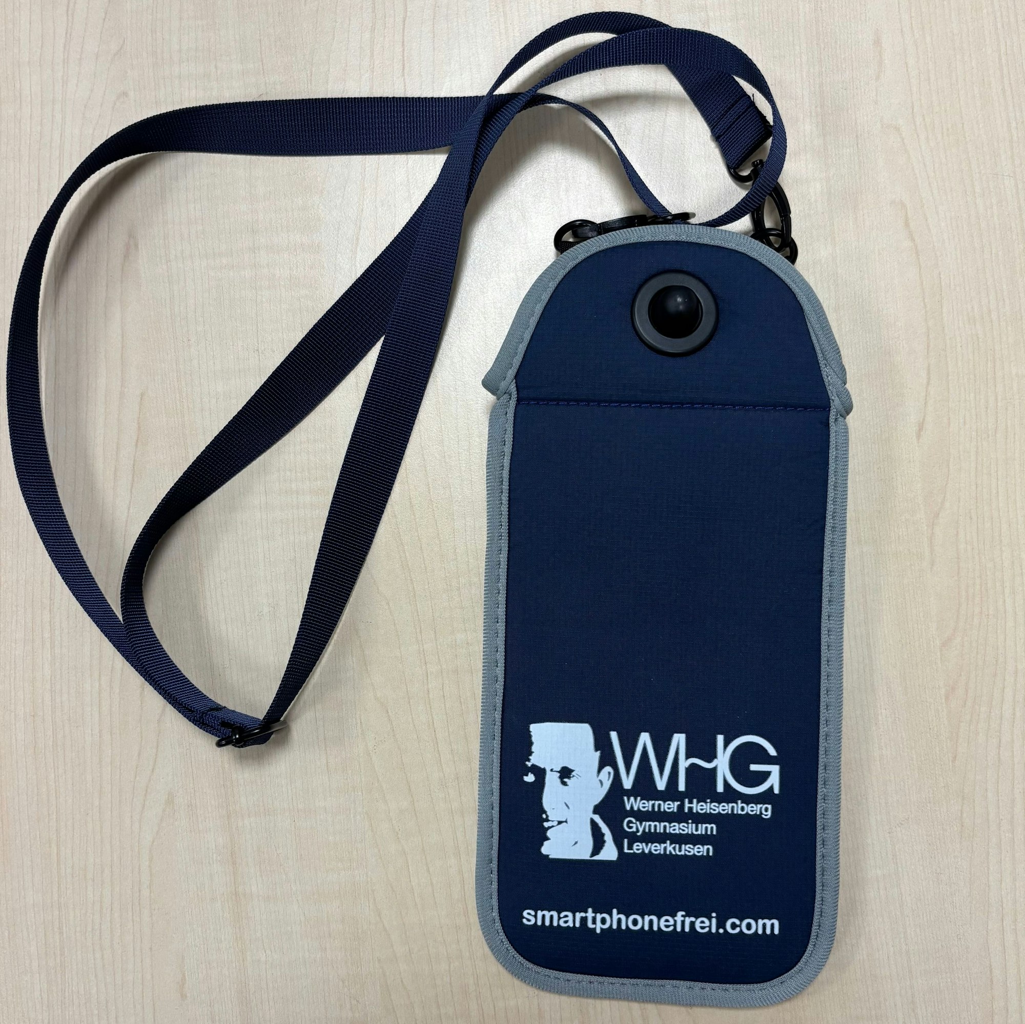 Alle Schülerinnen und Schüler am Werner-Heisenberg-Gymnasium haben seit wenigen Tagen eine solche verschließbare Handytasche.