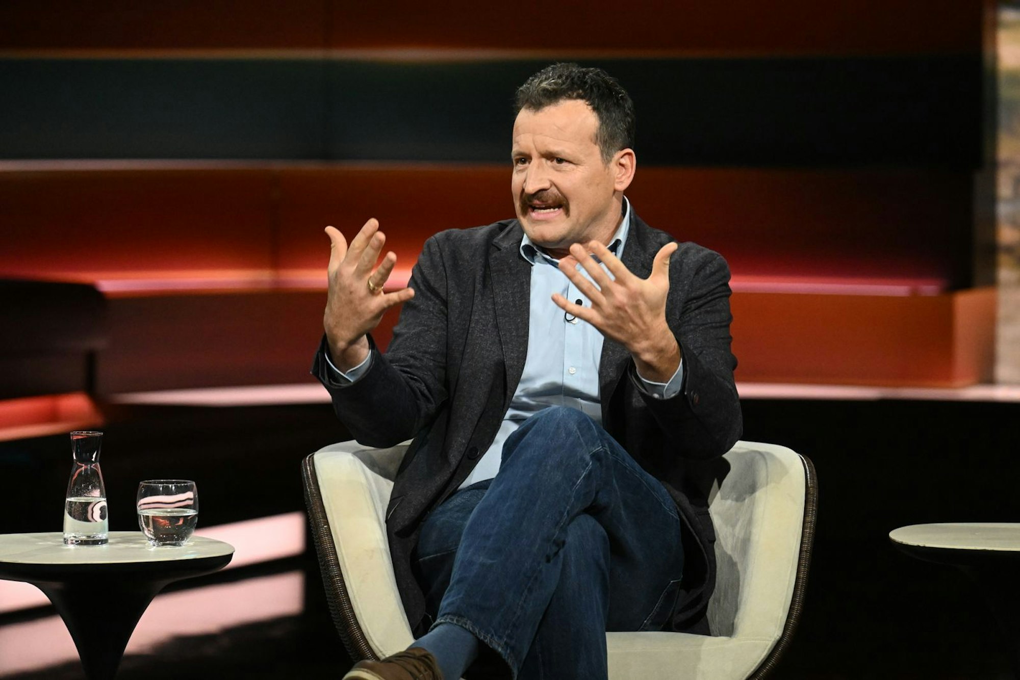 „Stern“-Reporter Moritz Gathmann warb dafür, zur Not auf einen „Deal“ mit Putin einzugehen. (Bild: ZDF / Cornelia Lehmann)