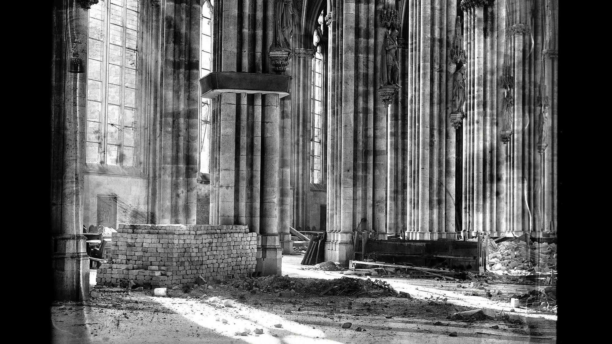 Pressefoto zur Ausstellung "Finding Maria Margarita Neiteler"
Die fotografierende Röntgenschwester
Abbildung: Köln, Wiederaufbau das Kölner Dom 1945-1948, Negativglas 13x18cm
7
Kölner Dom, Langhaus?
01.12.2025 - 18.01.2026 in den Räumen der Michael Horbach Stiftung, Wormser Strasse 23, 50677 Köln
kontakt@manfred-linke-fotografie.de