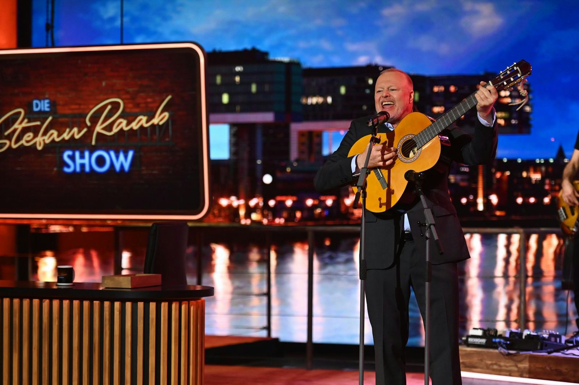 Stefan Raab hatte in seiner RTL-Show Lust, „etwas Italienisches“ zu spielen. (Bild: RTL / Raab Entertainment / Julia Feldhagen)