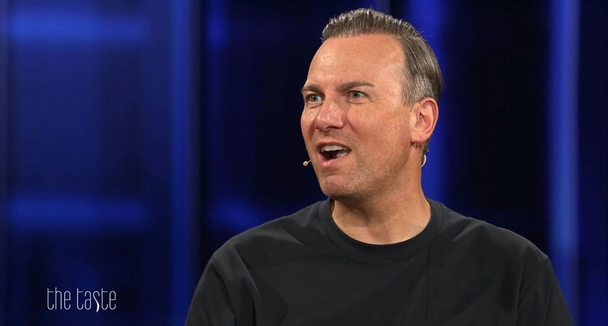 Was Tim Raue macht, kam wirklich noch nie vor in der Show: Er überrascht sogar die Moderatorin Angelina Kirsch mit seiner Spontan-Entscheidung. (Bild: Joyn/Screenshot)