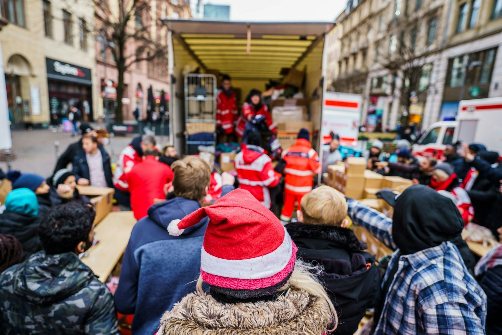 Bei vielen karitative Organisationen kann man Sachspenden abgeben, aber auch beim Sammeln und Verteilen helfen.