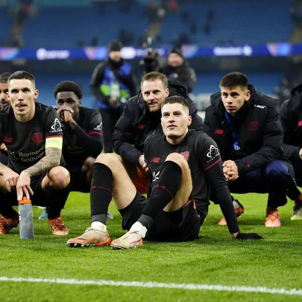 25.11.2025, Großbritannien, Manchester: Fußball, Männer, Champions League, Vorrunde, 5. Spieltag, Manchester City - Bayer Leverkusen, Etihad Stadium: Bayer Leverkusens Patrik Schick (Mitte r) und Alex Grimaldo (l) nach dem Ligaspiel der UEFA Champions League. Foto: Nick Potts/PA Wire/dpa +++ dpa-Bildfunk +++