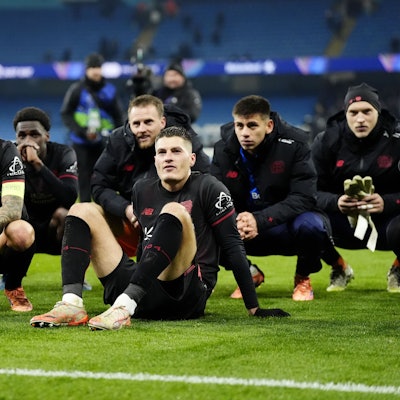 25.11.2025, Großbritannien, Manchester: Fußball, Männer, Champions League, Vorrunde, 5. Spieltag, Manchester City - Bayer Leverkusen, Etihad Stadium: Bayer Leverkusens Patrik Schick (Mitte r) und Alex Grimaldo (l) nach dem Ligaspiel der UEFA Champions League. Foto: Nick Potts/PA Wire/dpa +++ dpa-Bildfunk +++