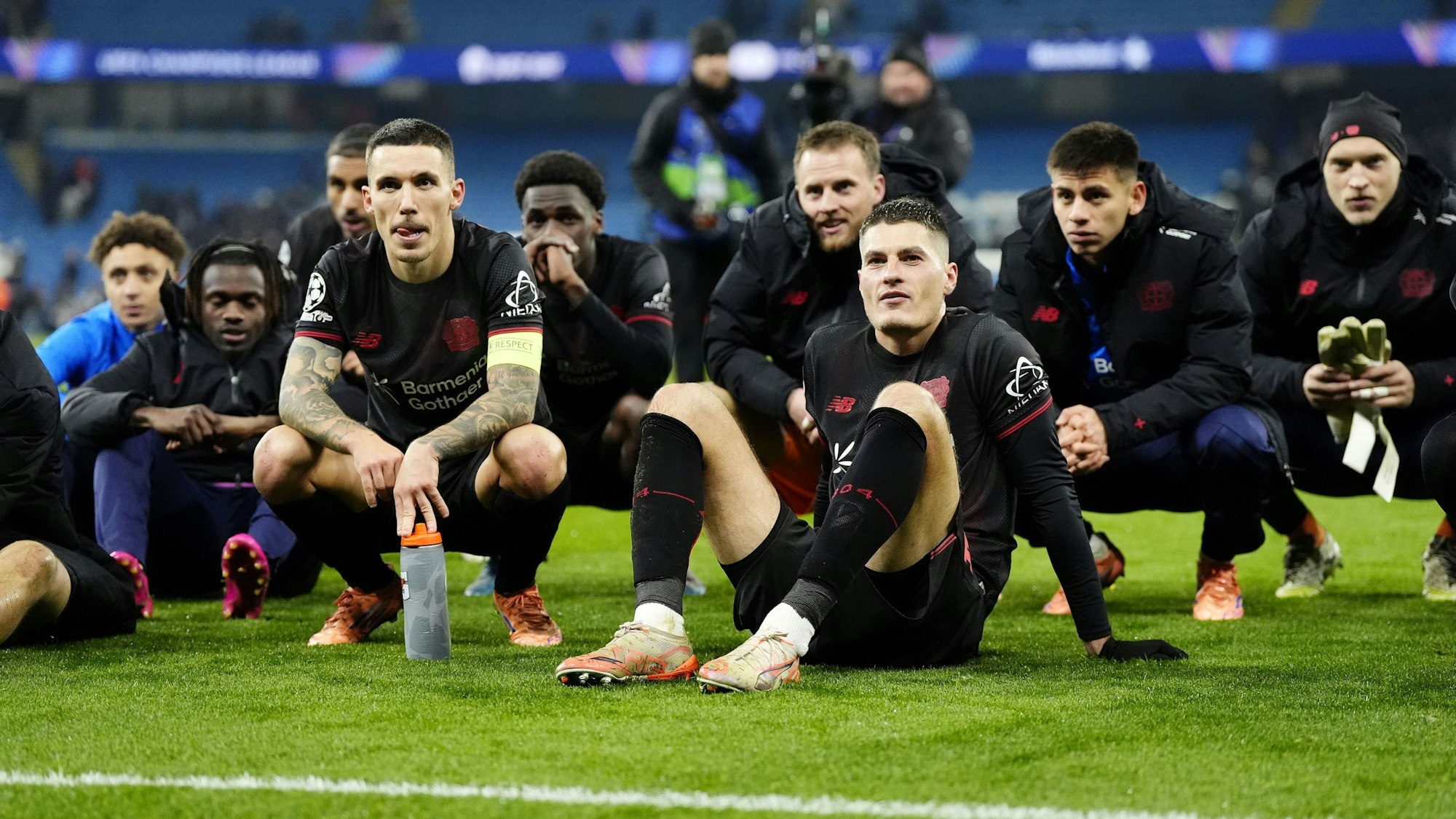 25.11.2025, Großbritannien, Manchester: Fußball, Männer, Champions League, Vorrunde, 5. Spieltag, Manchester City - Bayer Leverkusen, Etihad Stadium: Bayer Leverkusens Patrik Schick (Mitte r) und Alex Grimaldo (l) nach dem Ligaspiel der UEFA Champions League. Foto: Nick Potts/PA Wire/dpa +++ dpa-Bildfunk +++