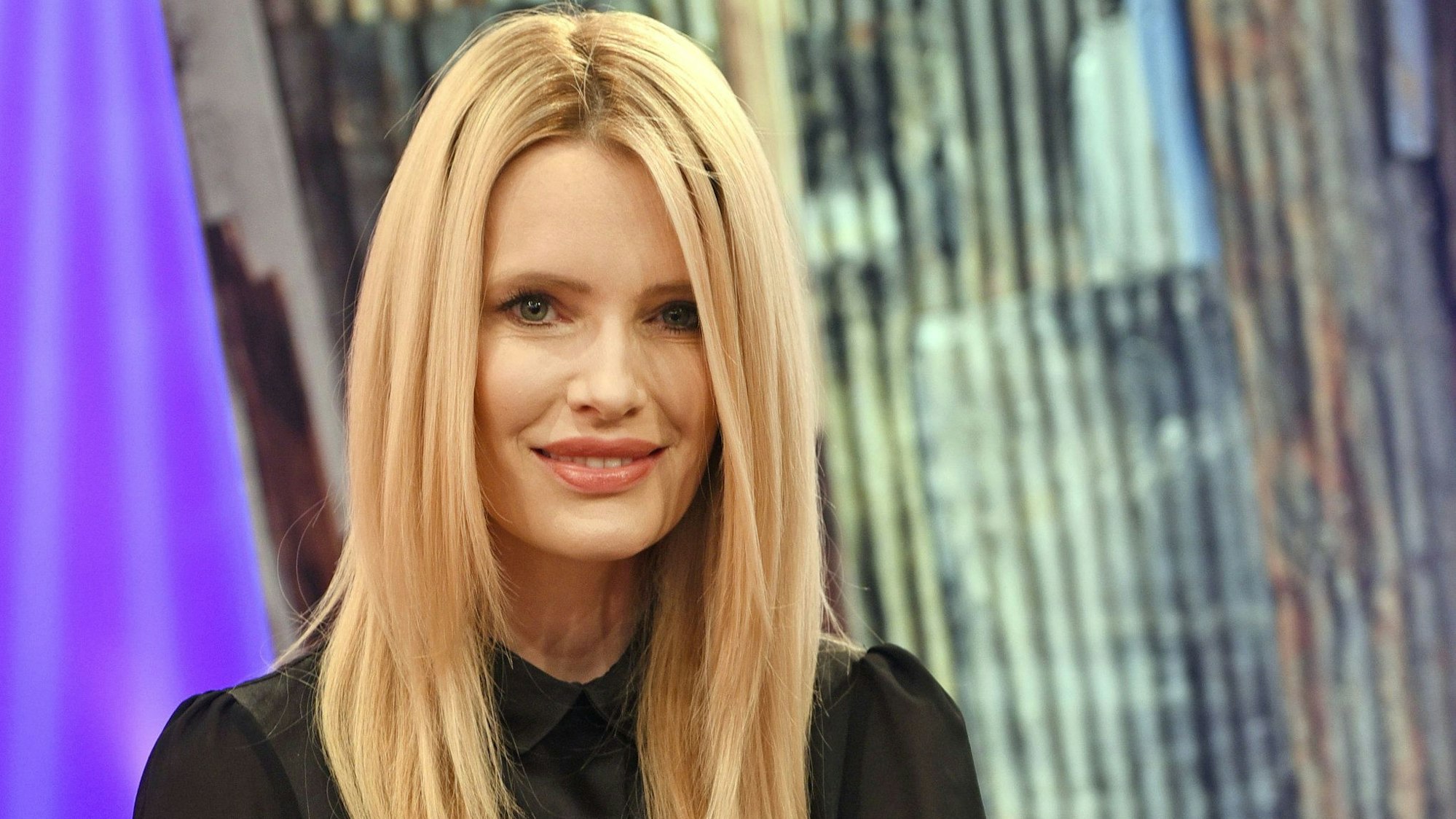 Die Schauspielerin Mirja du Mont sitzt beim RTL-Spendenmarathon im Studio.