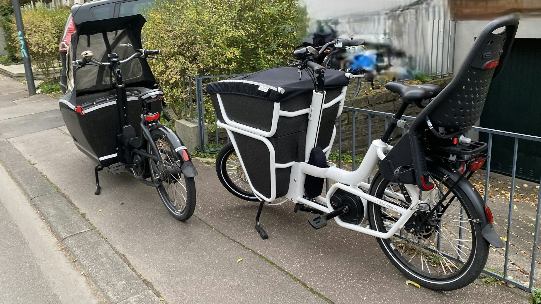 Lastenräder parken in einem Kölner Veedel auf dem Gehweg.