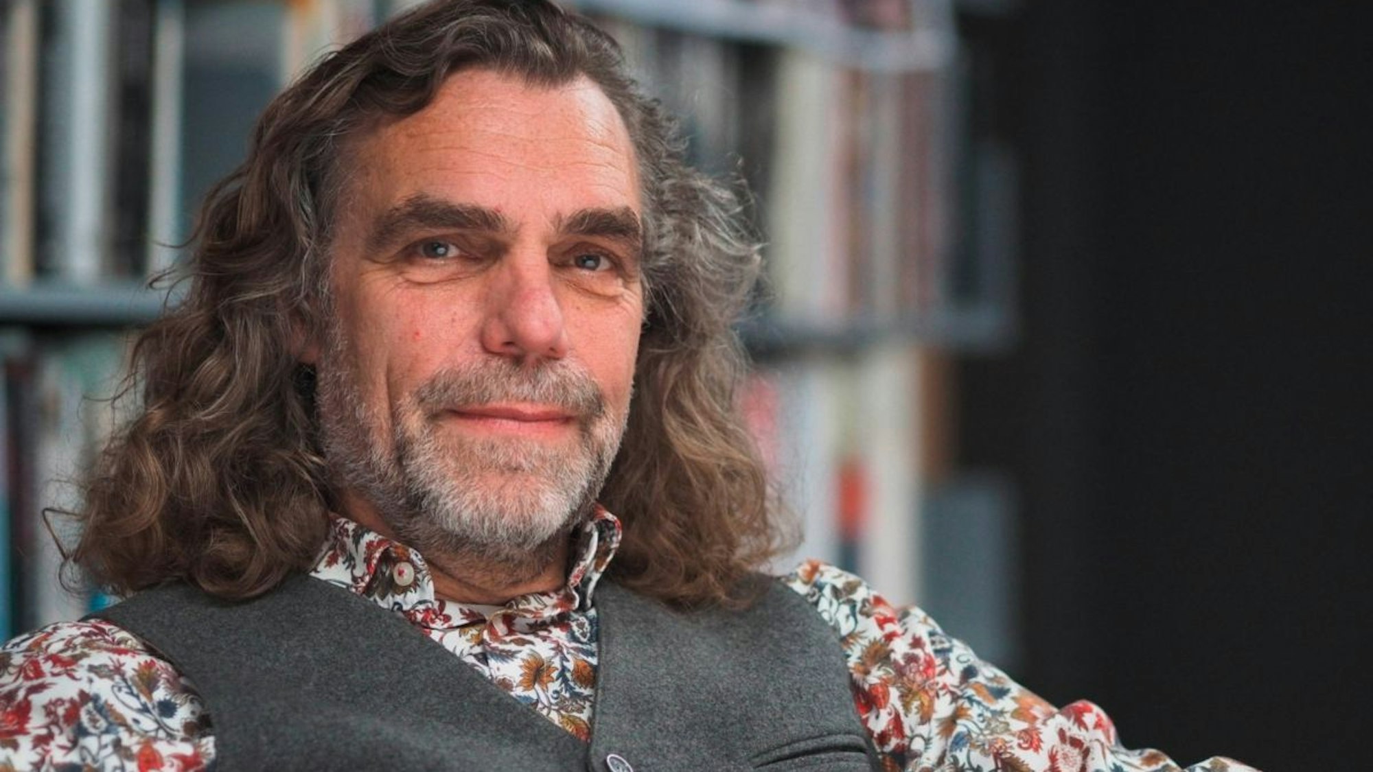 Marc Steinmann schaut in die Kamera.