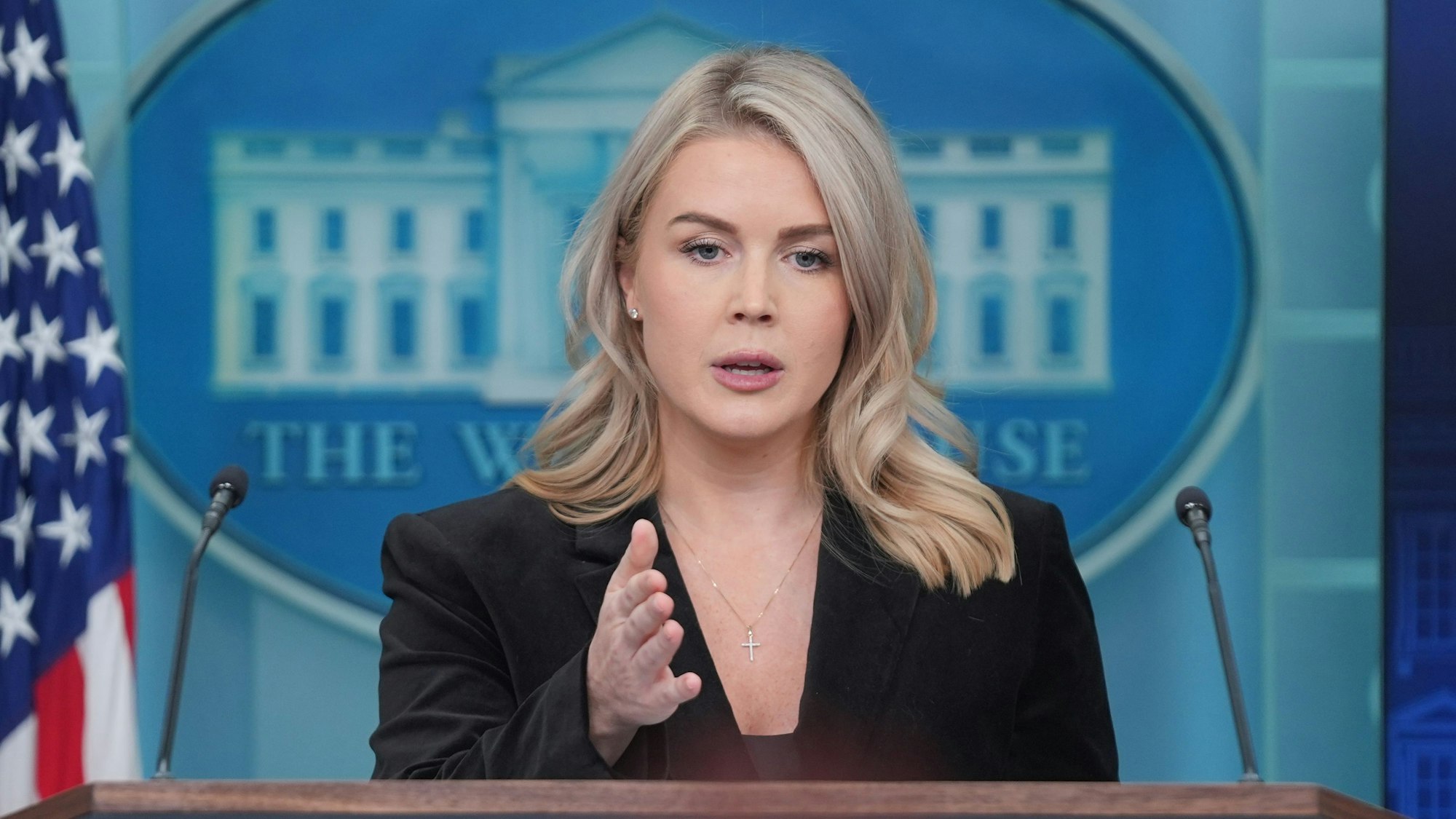 Die Pressesprecherin des Weißen Hauses, Karoline Leavitt. In ihrem familiären Umfeld gibt es einen Abschiebungsfall.