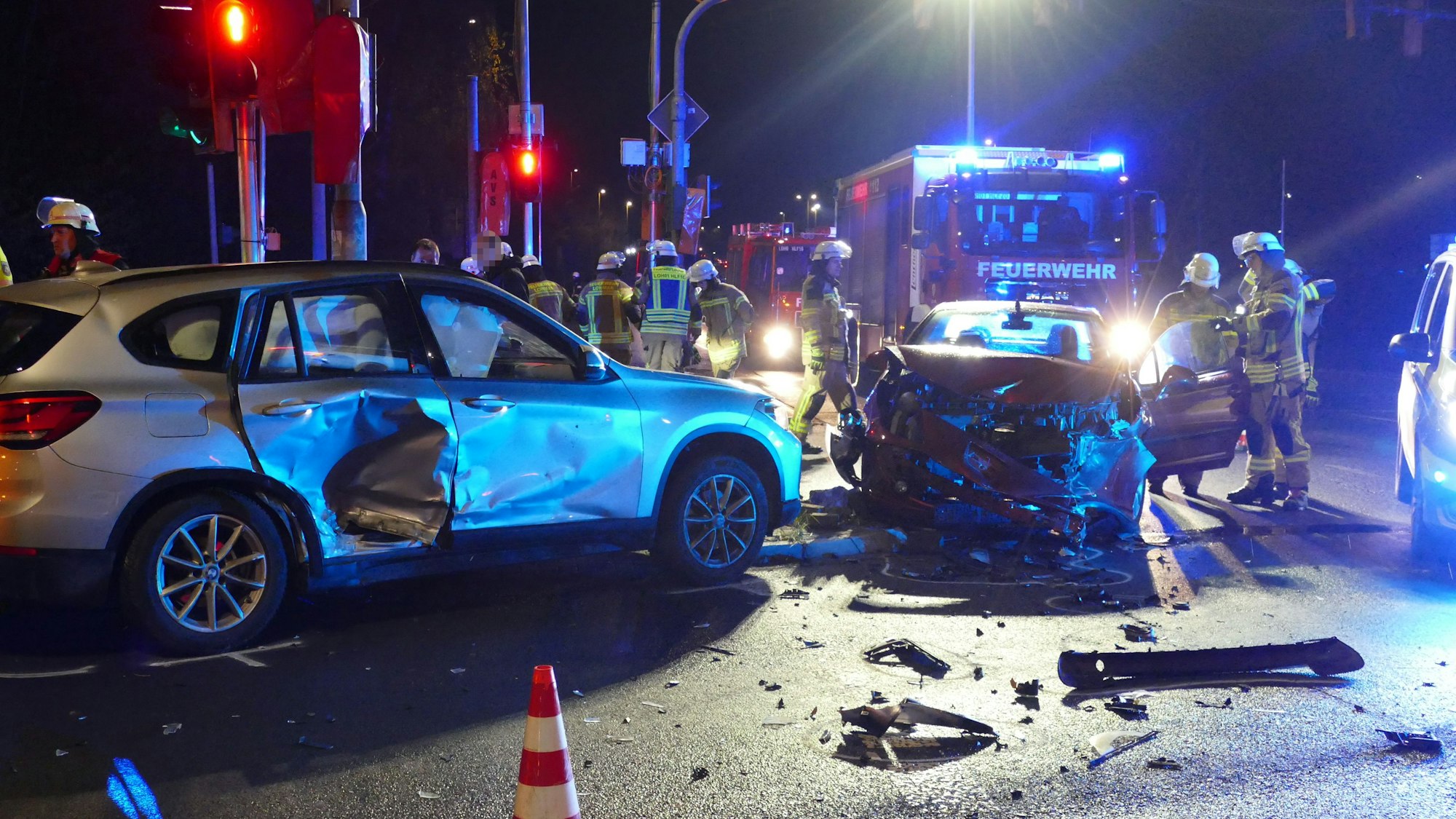 Der silberne BMW soll bei Rot über die Kreuzung gefahren sein, der rote Peugeot konnte nicht mehr bremsen.