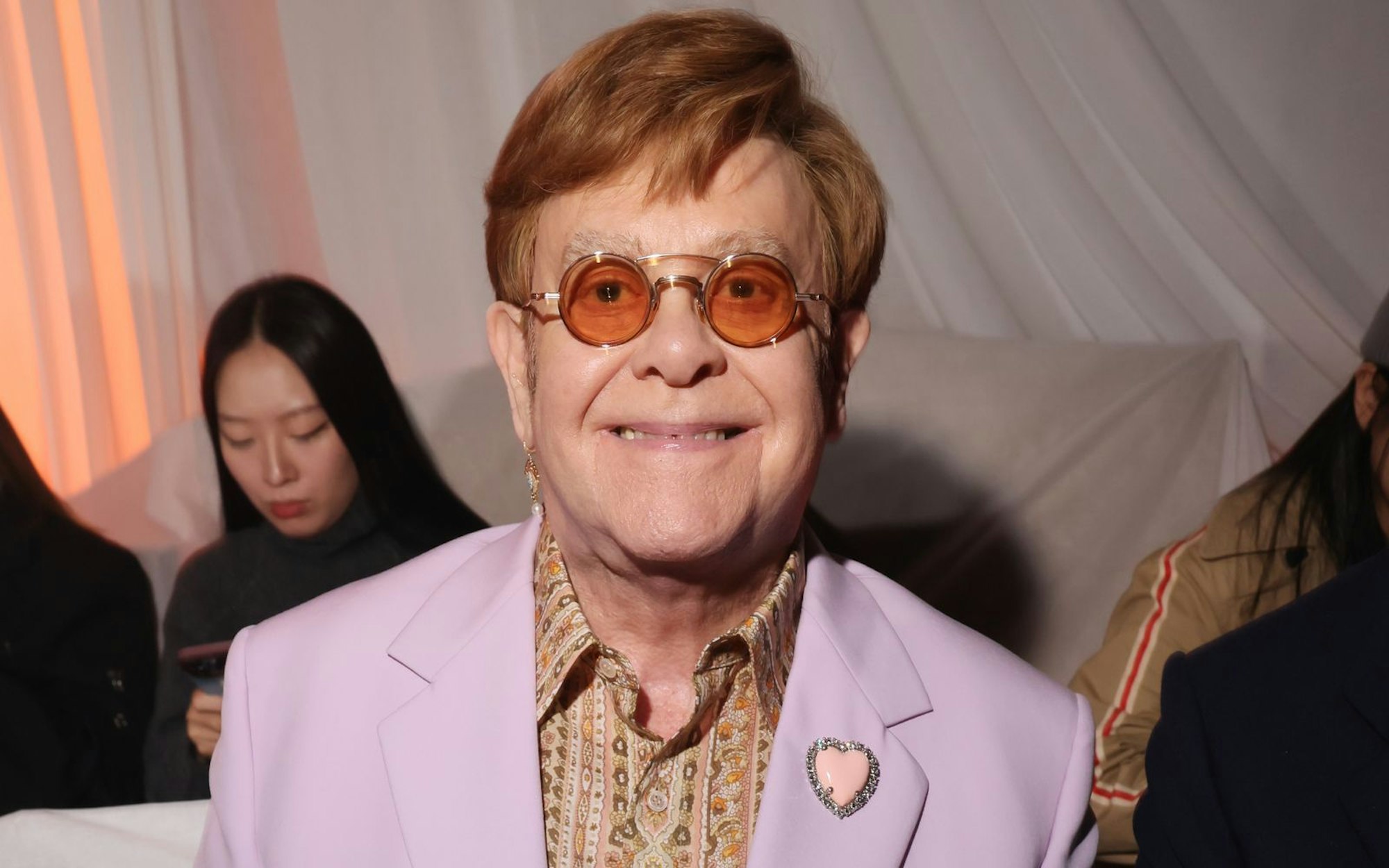 Trotz massiv eingeschränkter Sehkraft bleibt Elton John optimistisch und tritt auch weiterhin regelmäßig öffentlich auf. (Bild: Victor Boyko/Getty Images for Valentino)