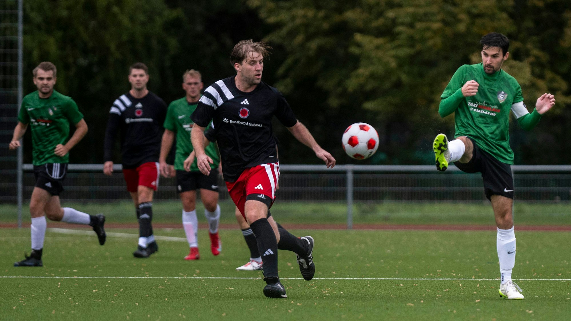 Lukas Mager lupft einen Ball über einen Gegenspieler.