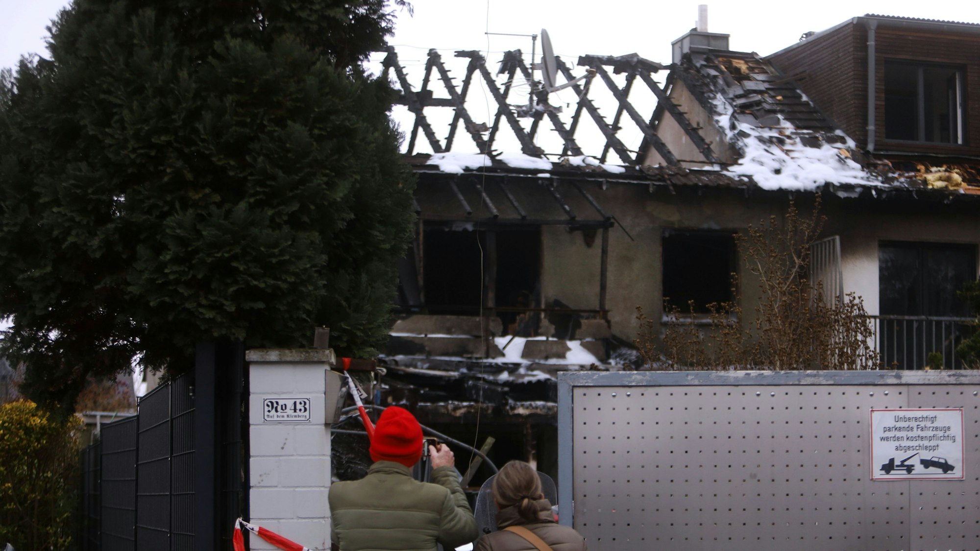 26.11.2025, Köln: Im Stadtteil Weiß hat am Dienstagabend ein Feuer mehrer Häuser unbeweohnbar gemacht. Foto: Arton Krasniqi