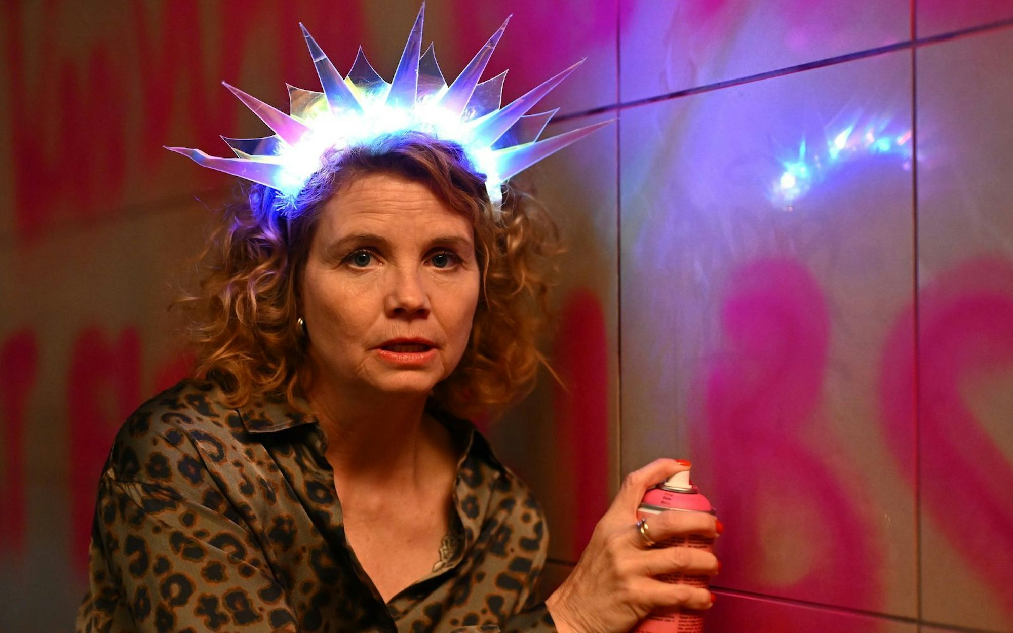 Ein bisschen sind die Wechseljahre wie die Pubertät, sagt Annette Frier. Da macht man schon mal verrückte Sachen - und stellt vor allem alles infrage. Ihre Serie zum Thema, „Frier und Fünfzig - Am Ende meiner Tage“, ist nun bei Joyn und später bei SAT.1 zu sehen. (Bild: Joyn/Willi Weber)