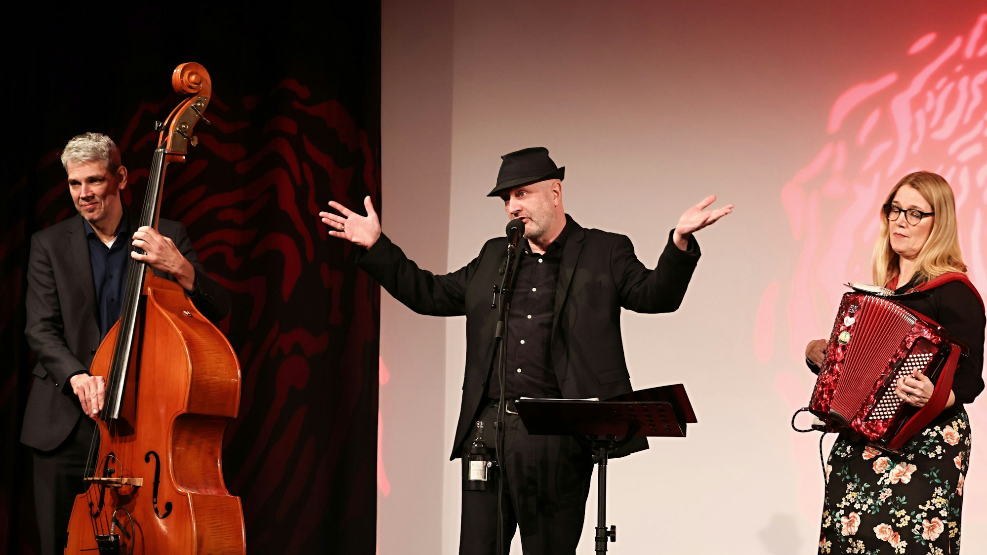 „Et Thekenterzett“ beim Auftritt in der Volksbühne.