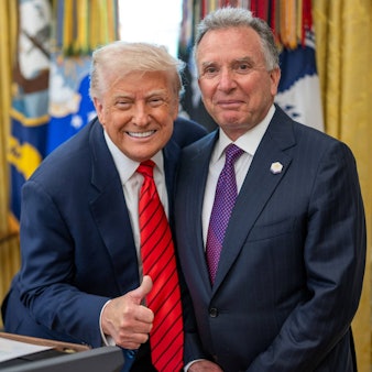 US-Präsident Donald Trump zusammen mit Steve Witkoff bei dessen Amtsantritt als Sondergesandter im Mai. (Archivbild)