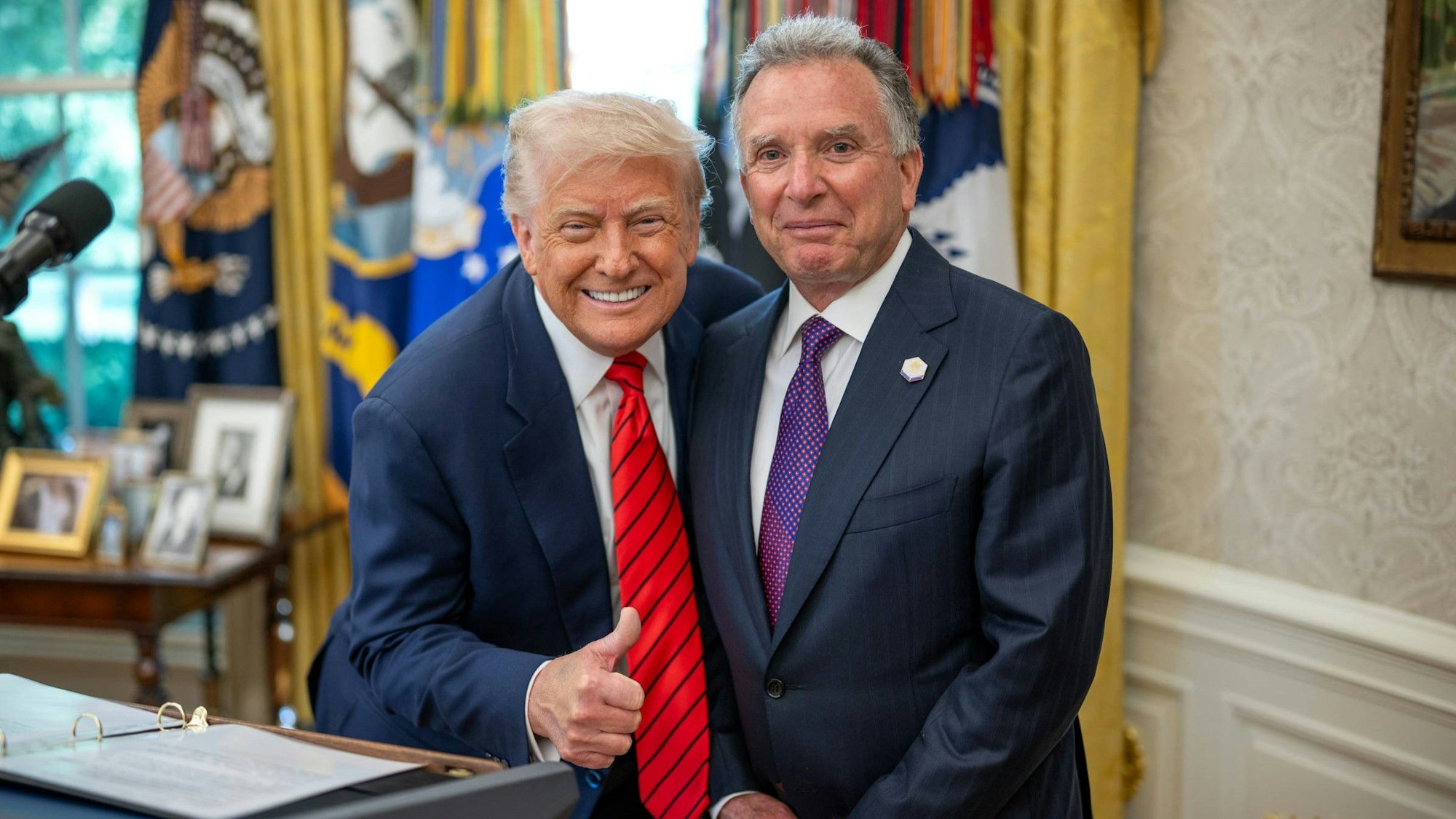 US-Präsident Donald Trump zusammen mit Steve Witkoff bei dessen Amtsantritt als Sondergesandter im Mai. (Archivbild)