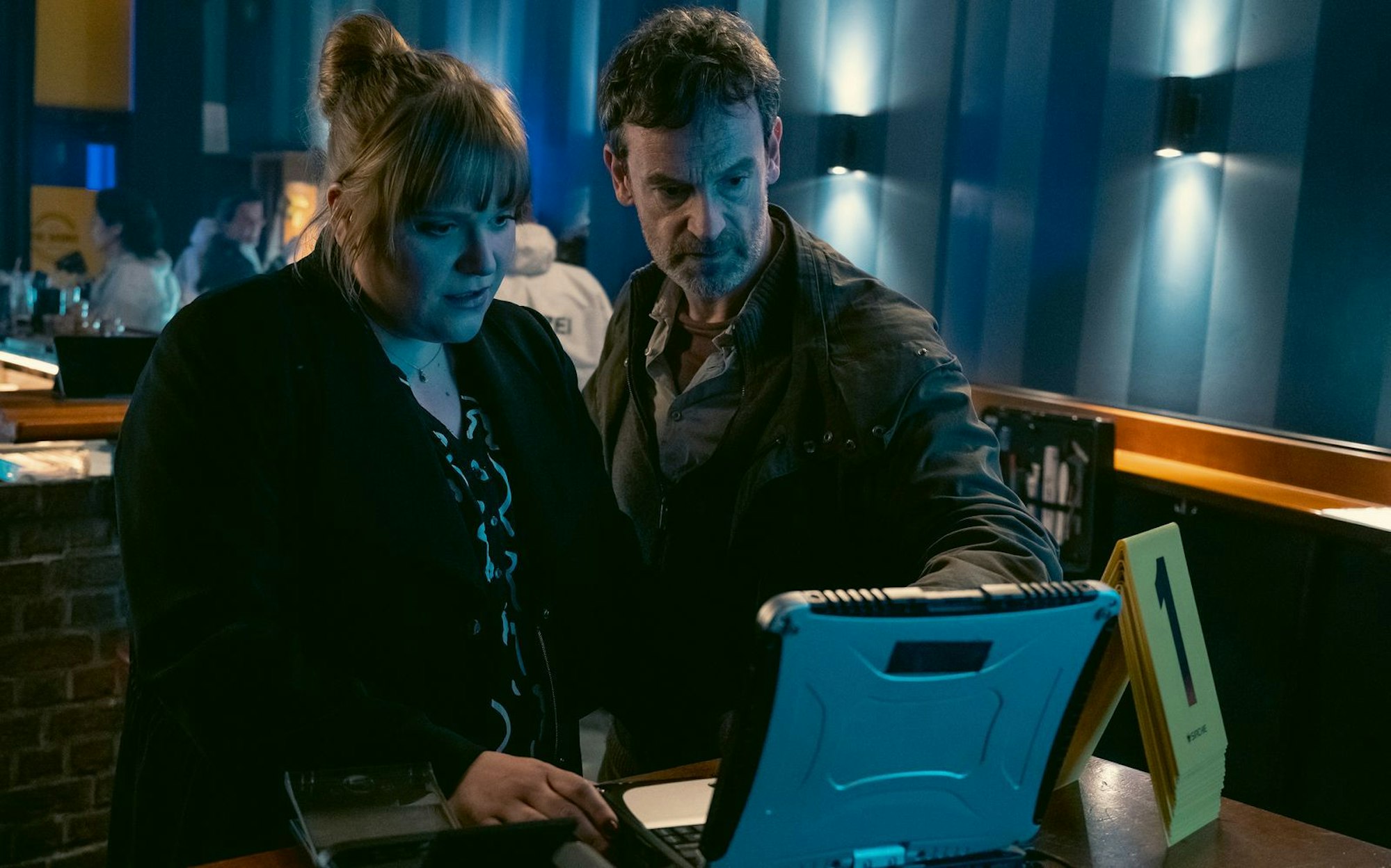 Als Rosa Herzog gehört Stefanie Reinsperger (mit Jörg Hartmann) seit 2021 zum Dortmunder „Tatort-Team. Im August 2025 gab sie ihren Ausstieg bekannt. Der letzte Fall mit ihr (“Tatort: Schmerz“) ist voraussichtlich im ersten Quartal 2026 zu sehen. (Bild: WDR/Ester.Reglin.Film/Martin Rottenkolber)