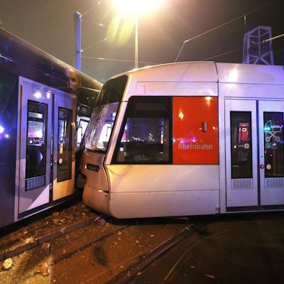 Bei einem Straßenbahnunfall sind in Düsseldorf am frühen Morgen laut Polizeiangaben mehrere Personen verletzt worden.