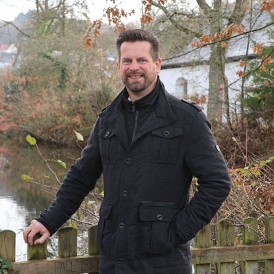 Das Bild zeigt Reichshofs parteilosen Bürgermeister Jan Gutowski an der Denklinger Klus.