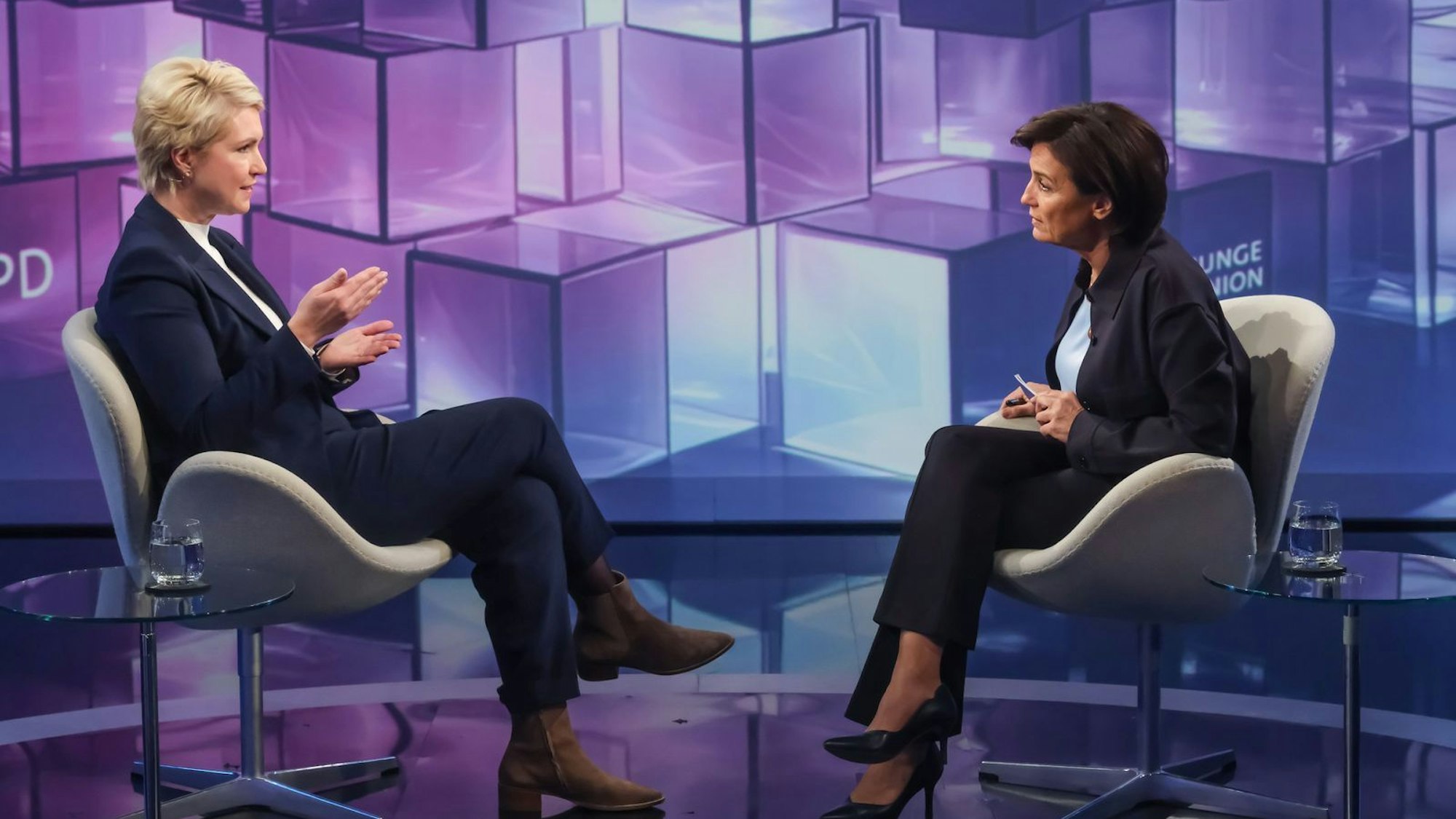 Manuale Schwesig (links) sagte im Gespräch im Sandra Maischberger: „Das ist eine klassische Führungsaufgabe, und ich gehe davon aus, dass Herr Merz dieser Führungsaufgabe gerecht wird.“ (Bild: WDR / Oliver Ziebe)