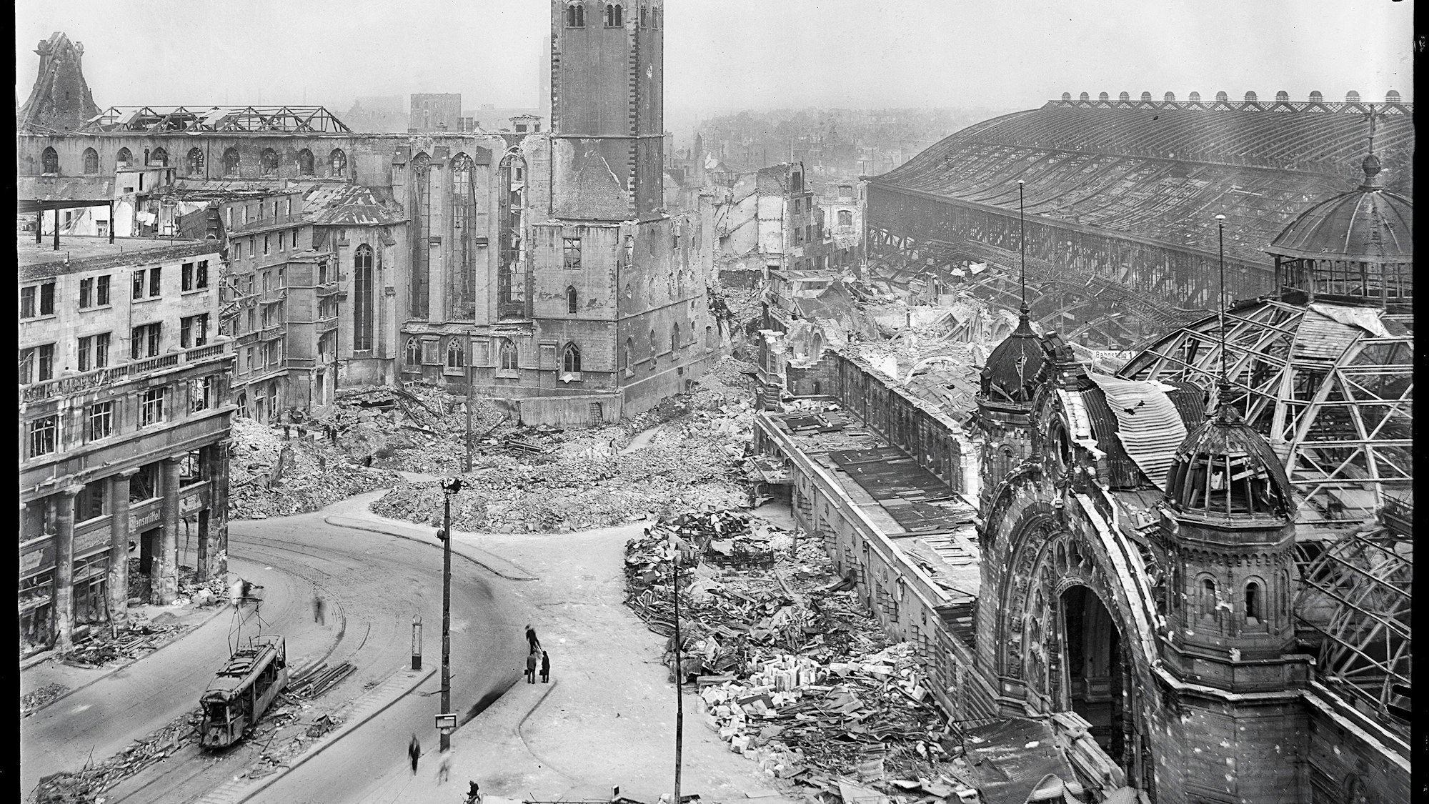 Pressefoto zur Ausstellung "Finding Margarita Neiteler"
Die fotografierende Nonne
Abbildung: Köln, Wiederaufbau das Kölner Dom 1945-1948, Negativglas 13x18cm,
Blick aus dem Kölner Dom auf den zerstörten Hauptbahnhof
01.12.2025 - 18.01.2026 in den Räumen der Michael Horbach Stiftung, Wormser Strasse 28, 50677 Köln
kontakt@manfred-linke-fotografie.de