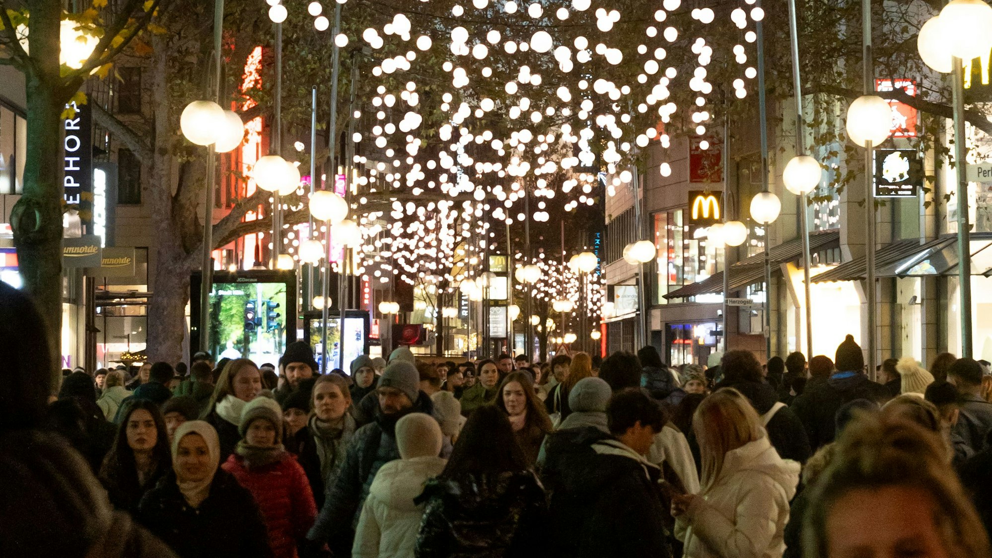 Viele Menschen drängen sich auf der weihnachtlich geschmückten Schildergasse.
