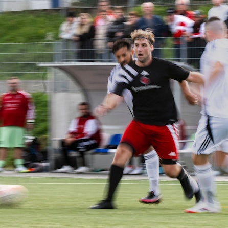 Ein Spieler von Lommersum ist im Fokus und im Schärfebereich, der Rest des Bildes verschwimmt in Unschärfe.
