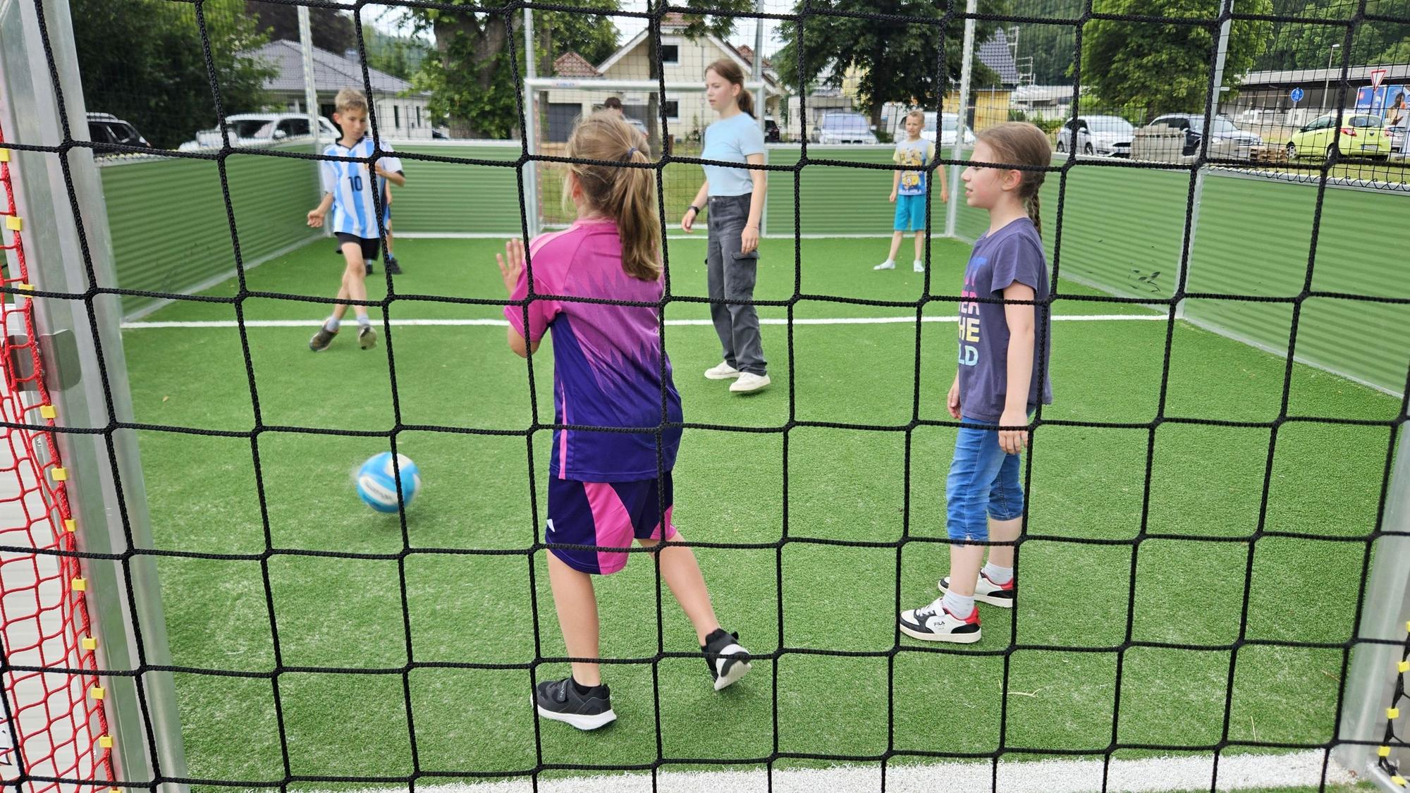 Auf dem Soccer-Platz in Schleiden-Oberhausen spielen Jungen und Mädchen Fußball.