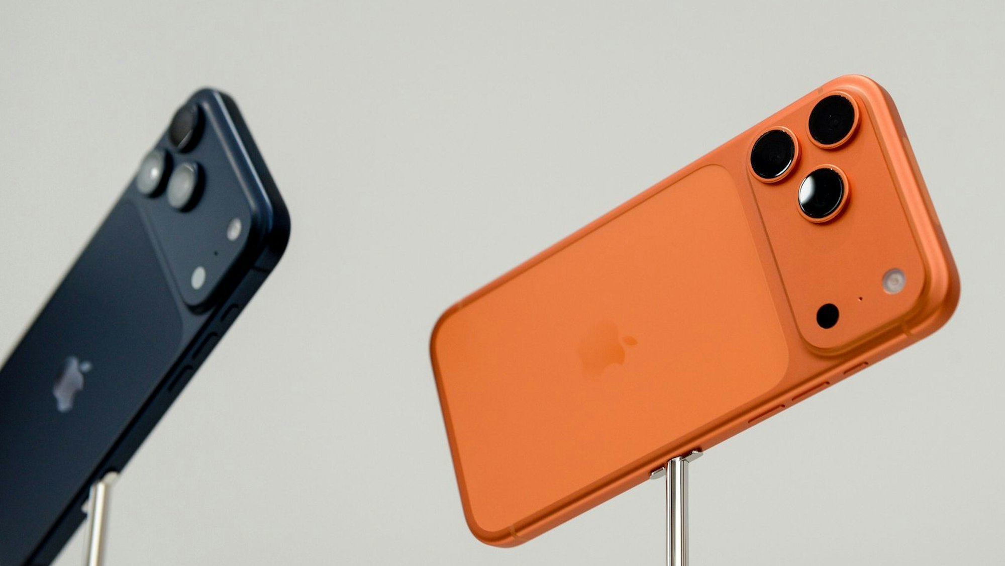 Die iPhone-17-Modellreihe hilft Apple Marktforschern zufolge, zum Smartphone-Spitzenreiter zu werden. (Archivbild)