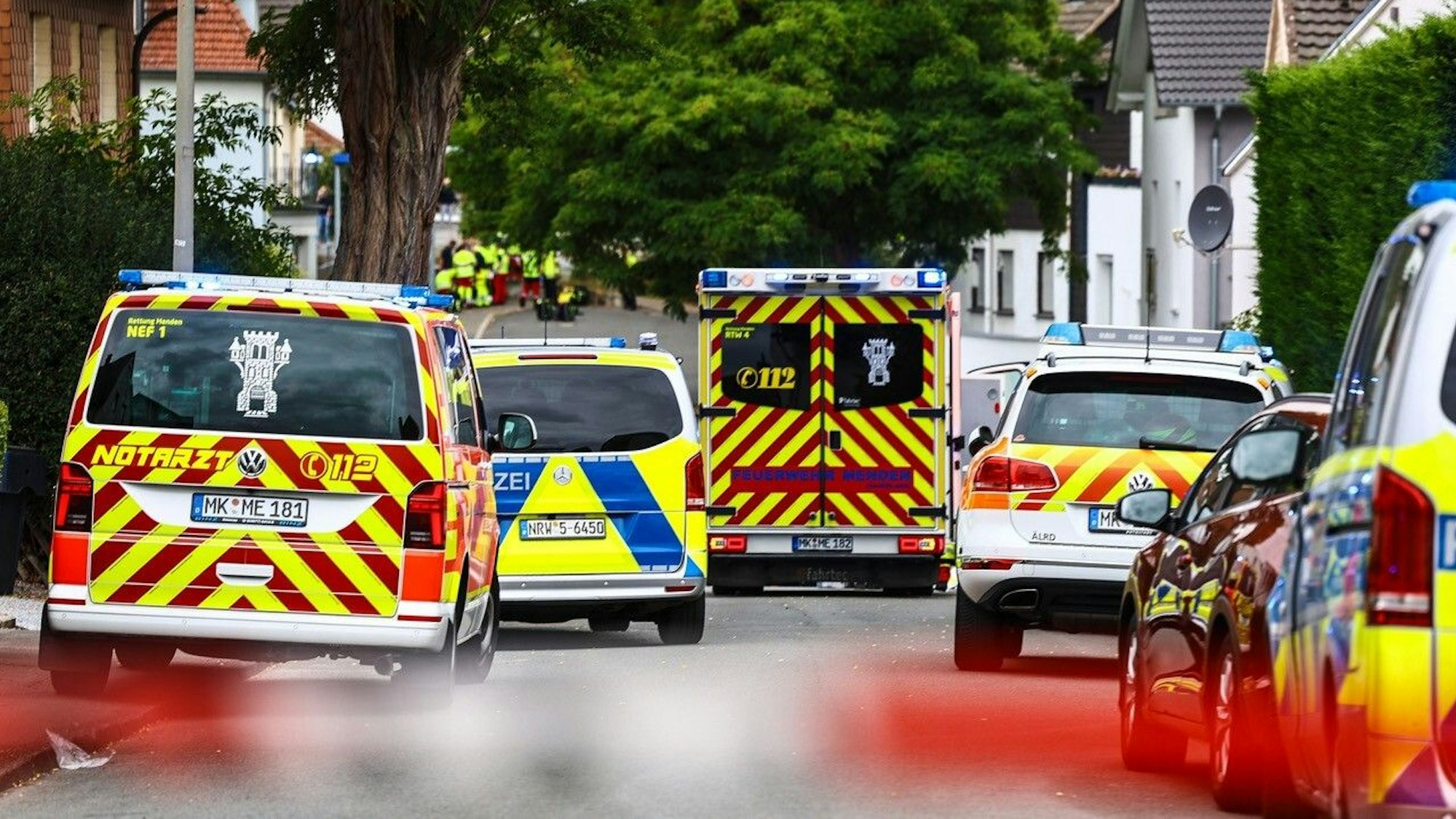 Polizei und Rettungskräfte nach den Schüssen in Menden im Einsatz.