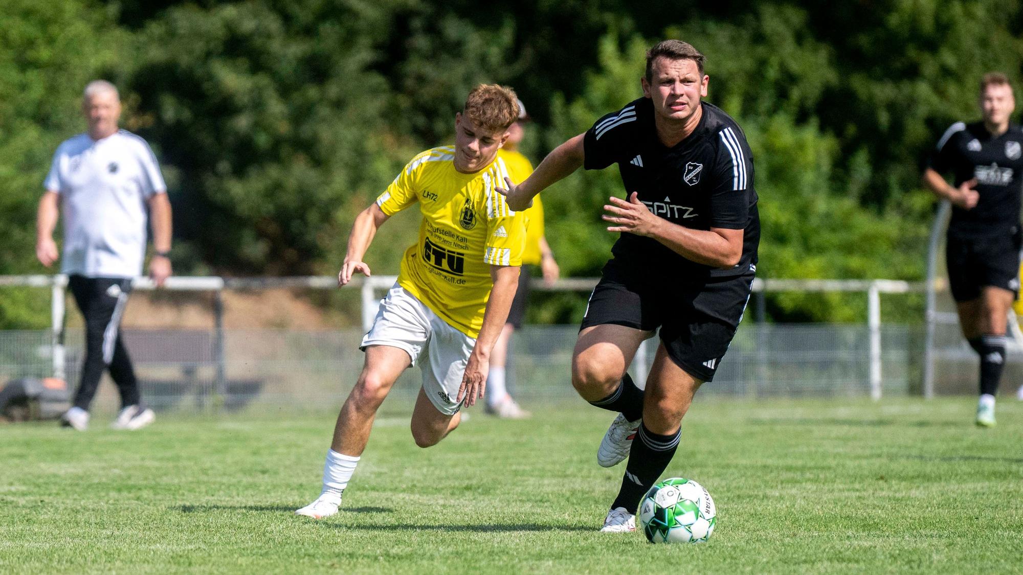 Golbachs Jan Malsbenden (l.) verfolgt Frauenbergs Pascal Schröder
